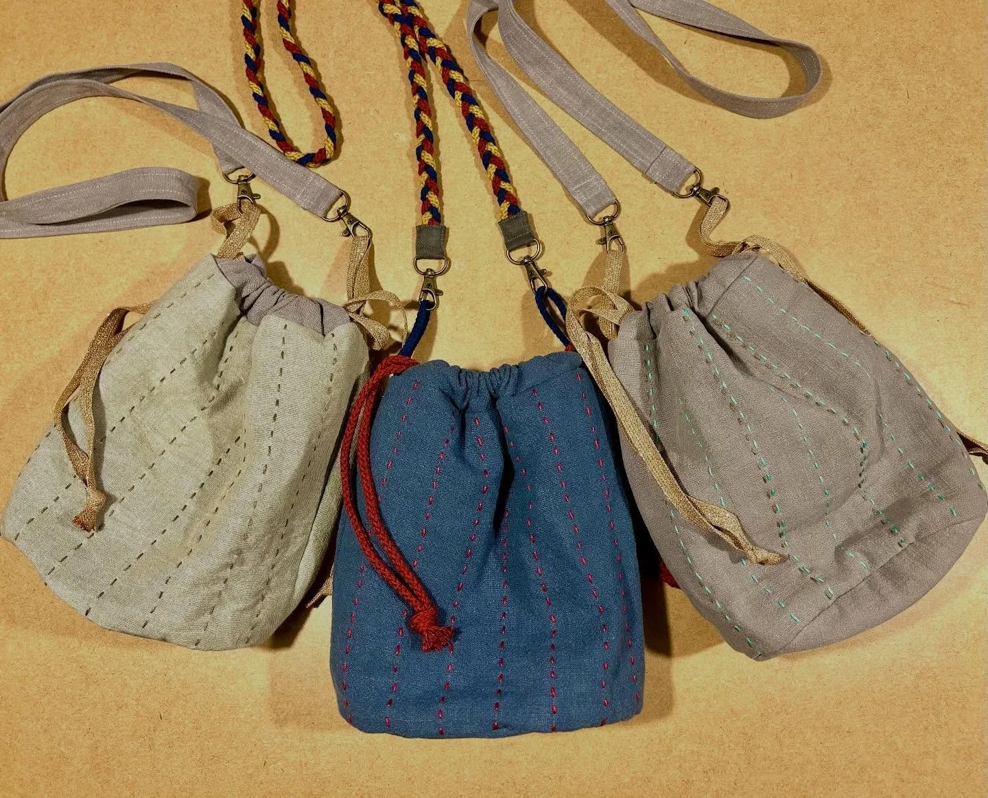 Kleine, feine Beuteltaschen aus 100% Leinen, teilweise handgen&auml;hte Ziern&auml;hte, mit langem Henkel oder 2 kurzen Henkel die innen verschwinden, wenn man sie nicht braucht.
Bei Interesse bitte PN, ich bin gerade dabei alleine meine Homepage und