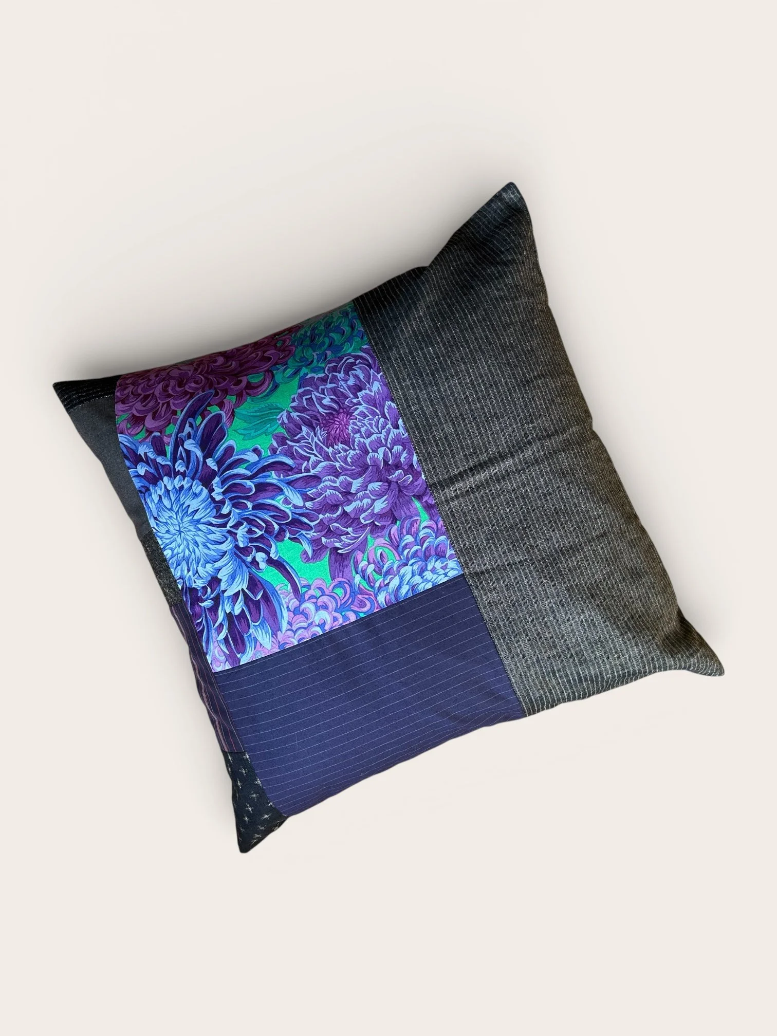 Kissen 50 mal 50 cm,  Patchwork-blautöne