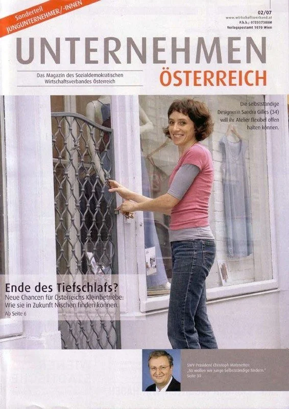 Das Cover einer österreichischen Wirtschaftszeitschrift mit dem Titel 'UNTERNEHMEN ÖSTERREICH'. Es zeigt Sandra Gilles, und spricht von Chancen für Kleinbetriebe in Österreich und von einem Wirtschaftsprogramm.