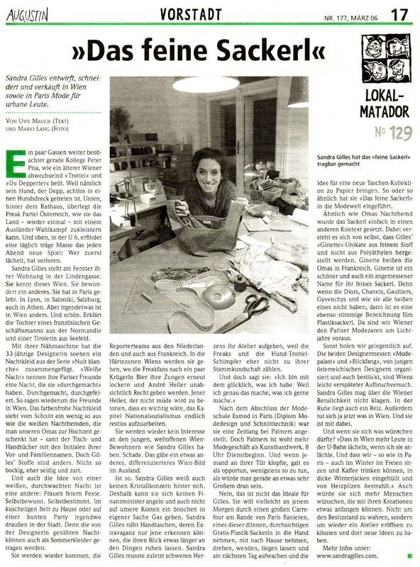 Schwarz-Weiß-Foto von Sandra Gilles, die an Ihrem Zuschneide-Tisch sitzend einen Stoffstoffmuster betrachtet, umgeben von Schneidewerkzeugen und Stoffen in Ihrem Nähatelier.