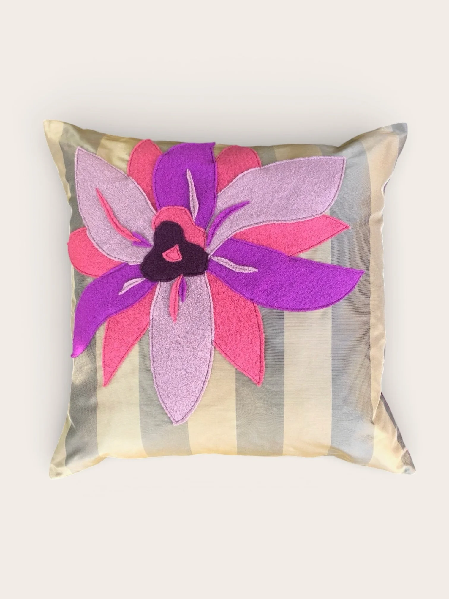 Kissen 50 mal 50 cm, Wolle/Viskose, Applikation