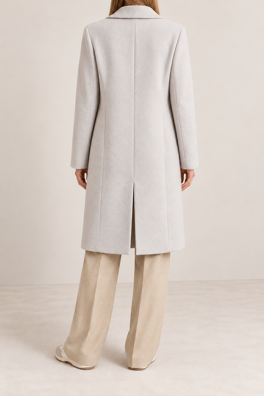 Minimalistischer Mantel-Look von hinten.png