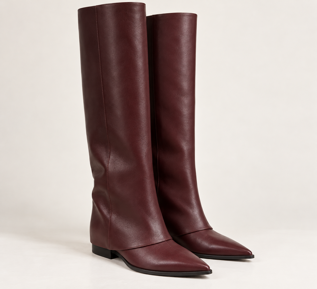 Elegante burgunderrote Lederstiefel.png