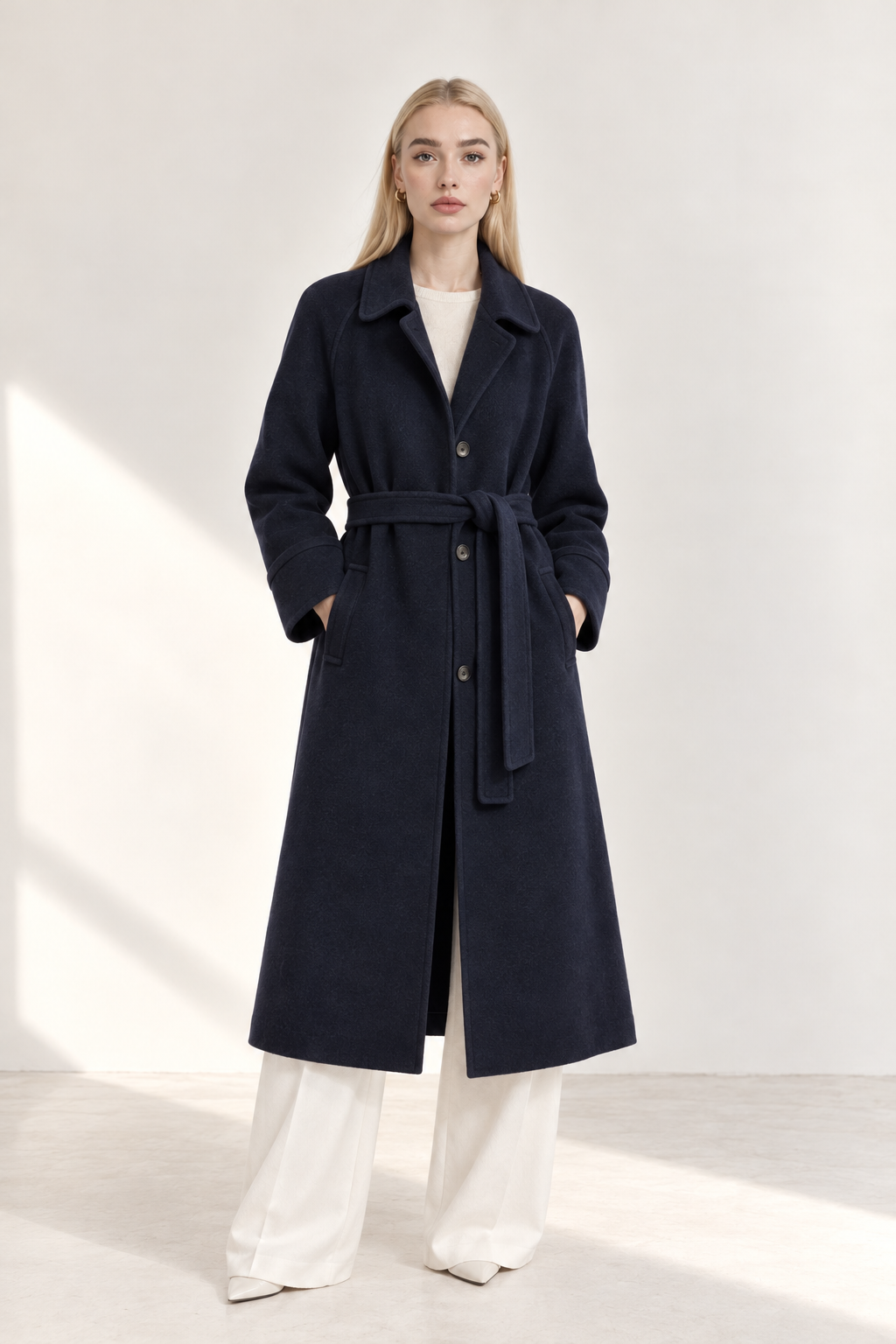 Eleganter Navy-Mantel im Studio.png