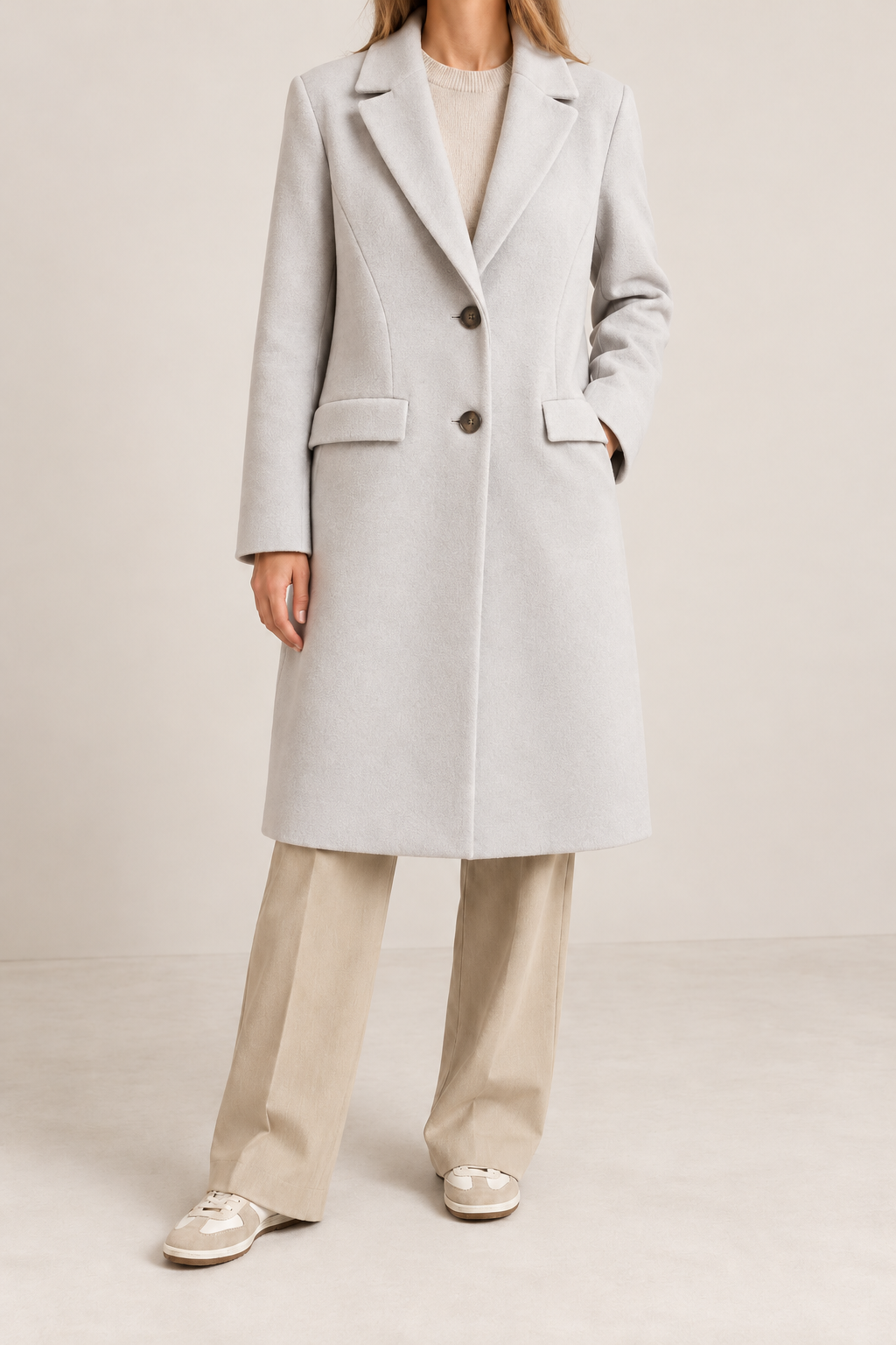 Eleganter Winterlook im Beige-Studio.png