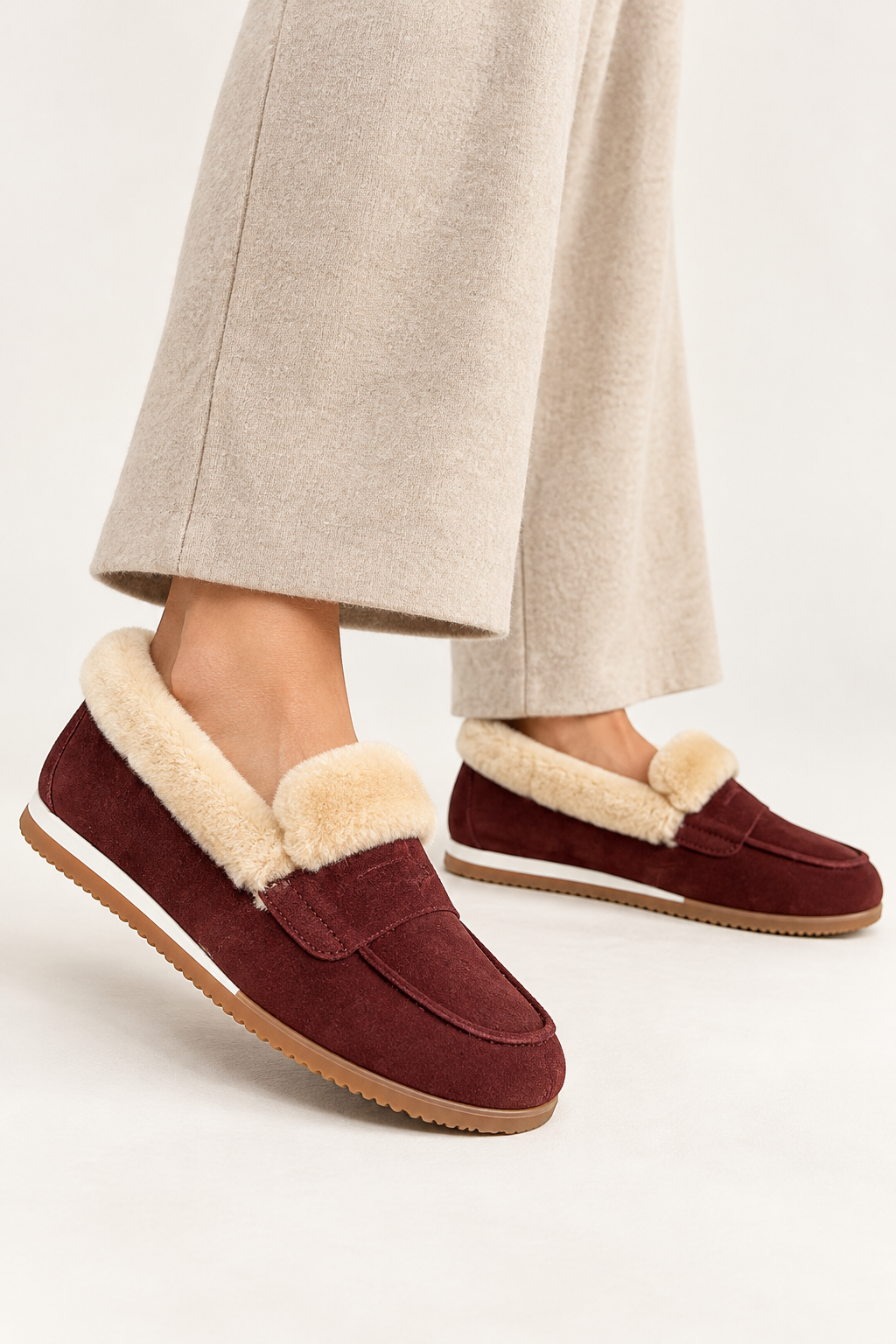 Burgunderfarbene Shearling-Loafer im Studio.png