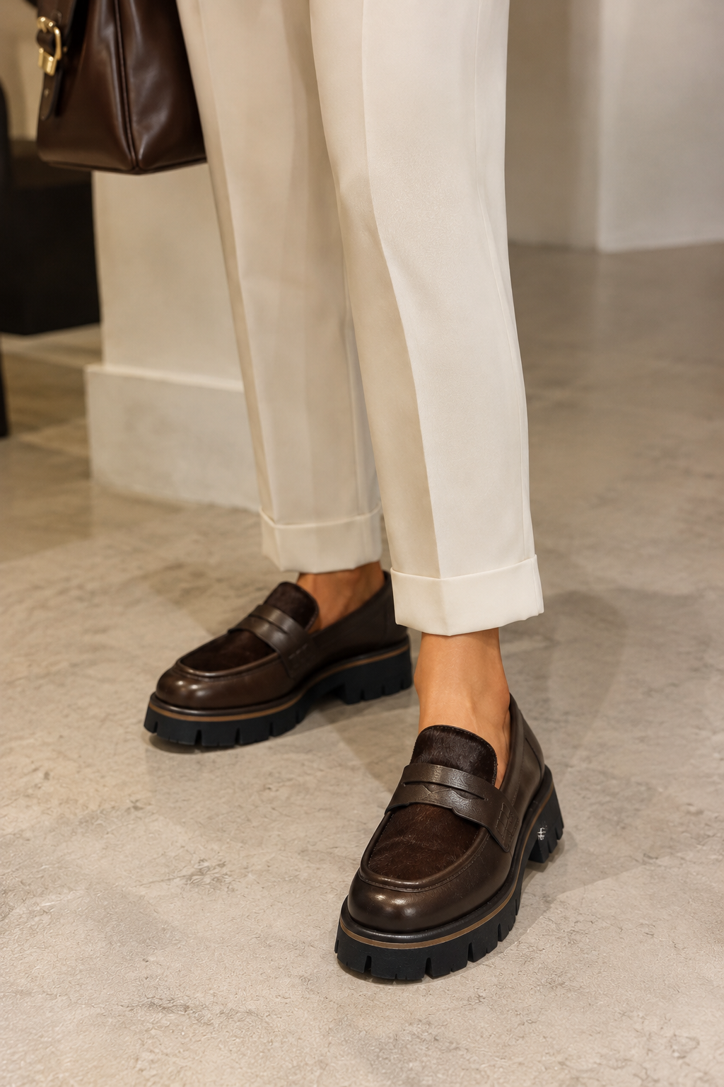 Elegante Loafer mit weiten Hosenbeinen.png