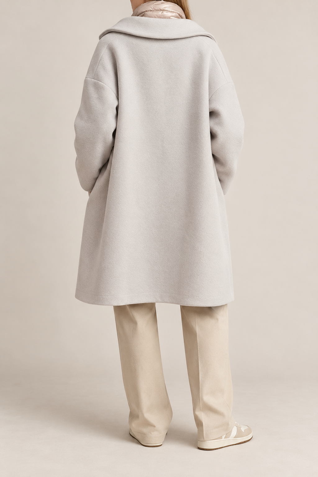 Minimalistischer Look mit Wollmantel.png