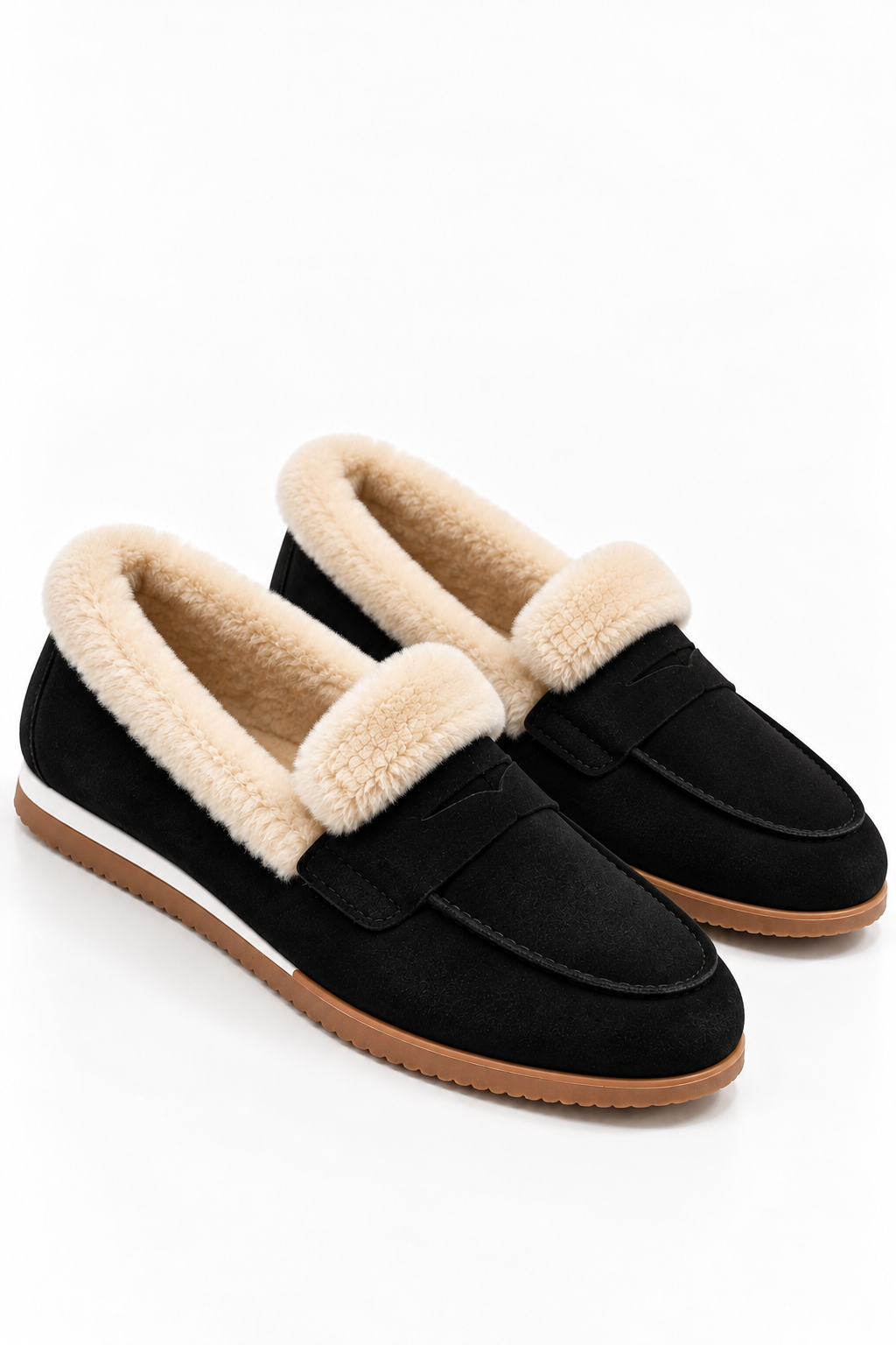 Schwarze Loafer mit kuscheligem Fellfutter.png