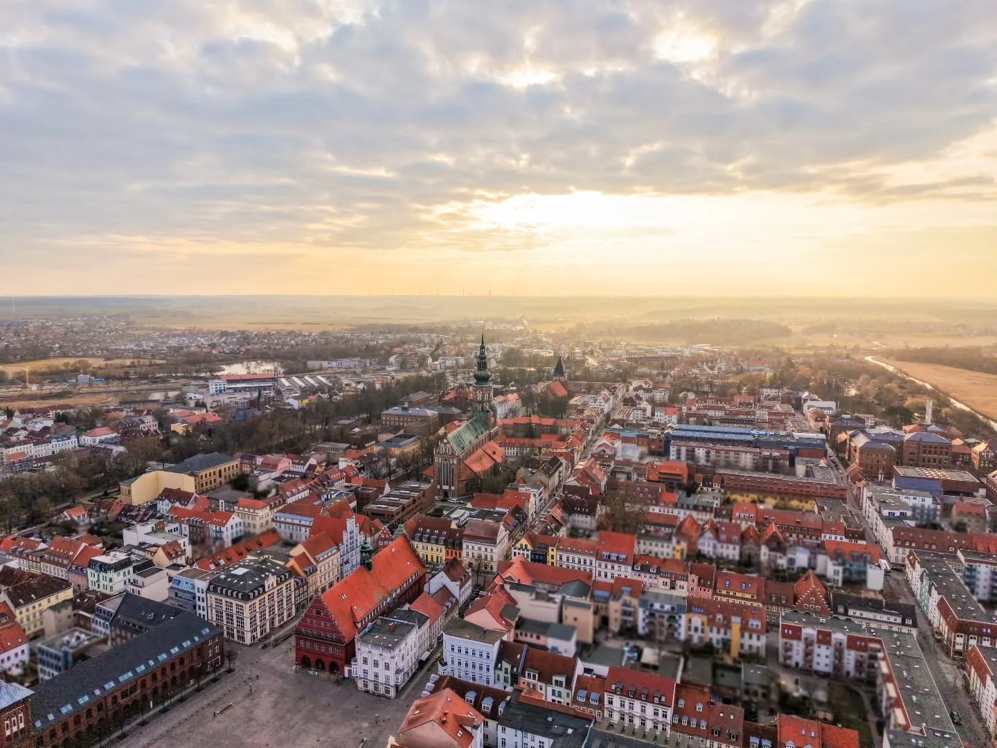 Greifswald aus einer neuen Perspektive. 🚁
Unsere Heimatstadt zeigt sich auch von oben von ihrer sch&ouml;nsten Seite &ndash; klare Strukturen, historische Fassaden und echtes norddeutsches Flair.

Als lokale SMMA unterst&uuml;tzen wir Unternehmen da