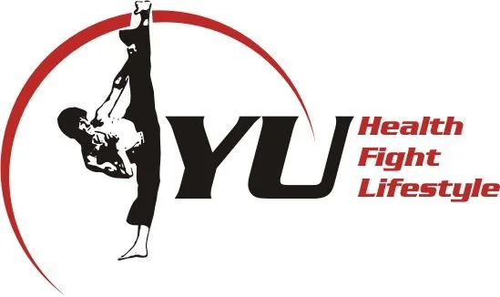Logo mit einem Kampfsportler, der einen kick macht, und den Worten 'YU' sowie 'Health Fight Lifestyle' auf Englisch.