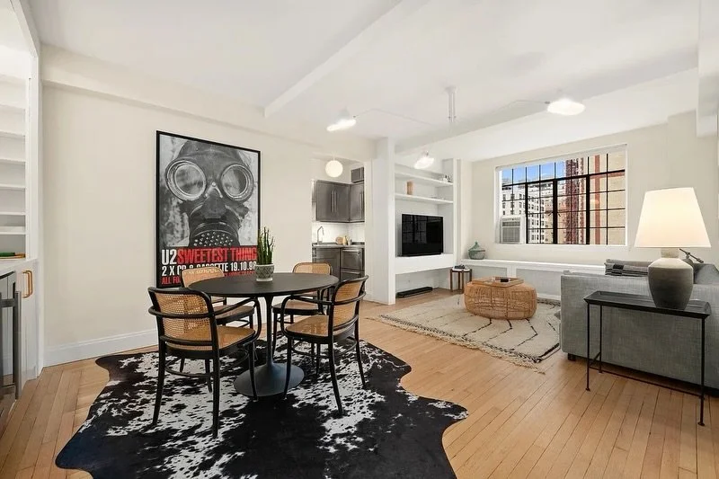 In Contract! 81 Irving Place. A sunlit one-bedroom in the heart of Gramercy, blending classic New York charm with modern comfort&mdash;perfectly placed for downtown living at its finest.
🏠 🌆 🌿 🚕 ✨
#nycapartments #realestate #gramercy #newyorkcity