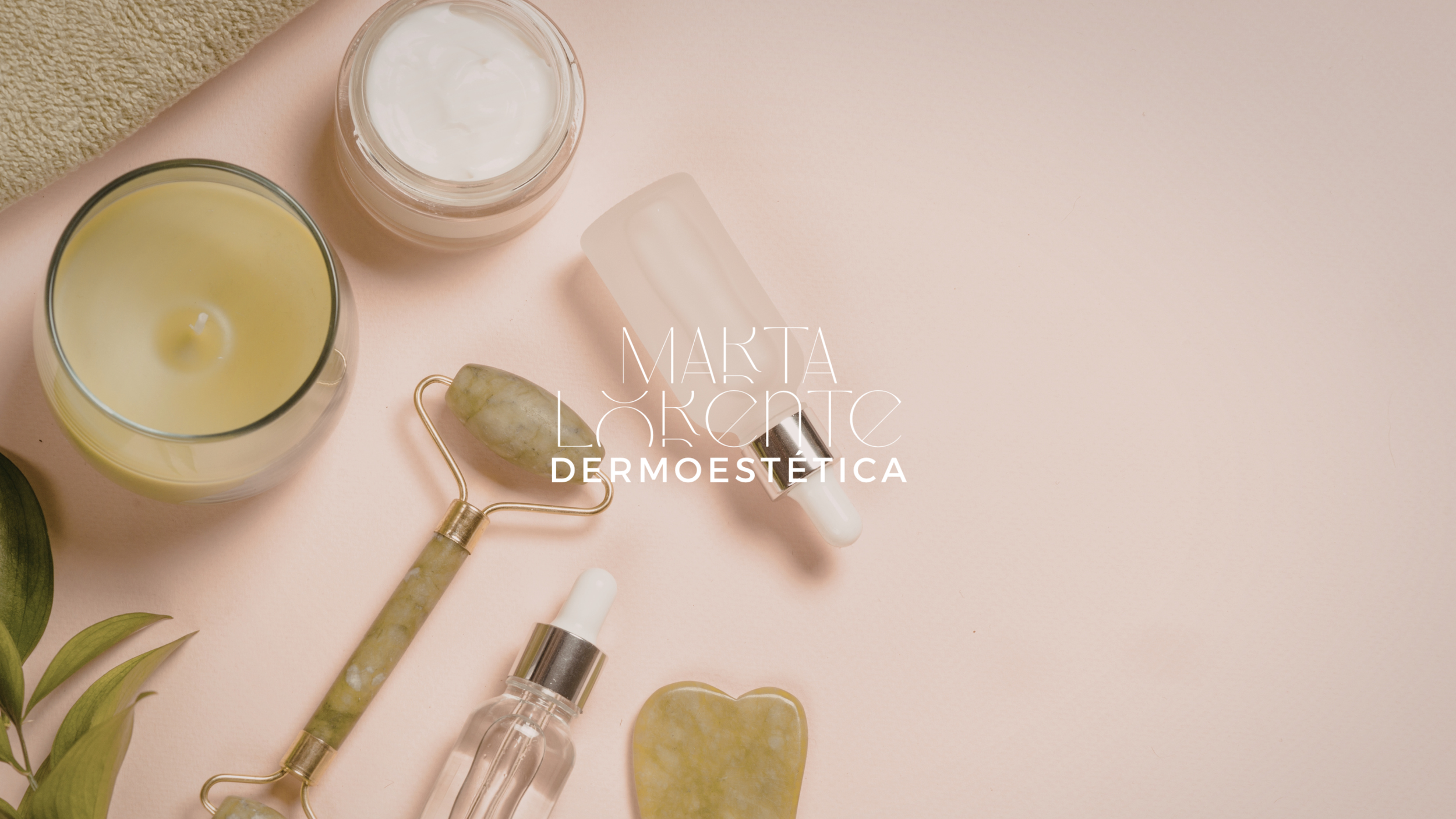 Productos de belleza y cuidado facial, incluyendo un rodillo de jade, aceites y cremas en envases de vidrio, sobre un fondo color beige