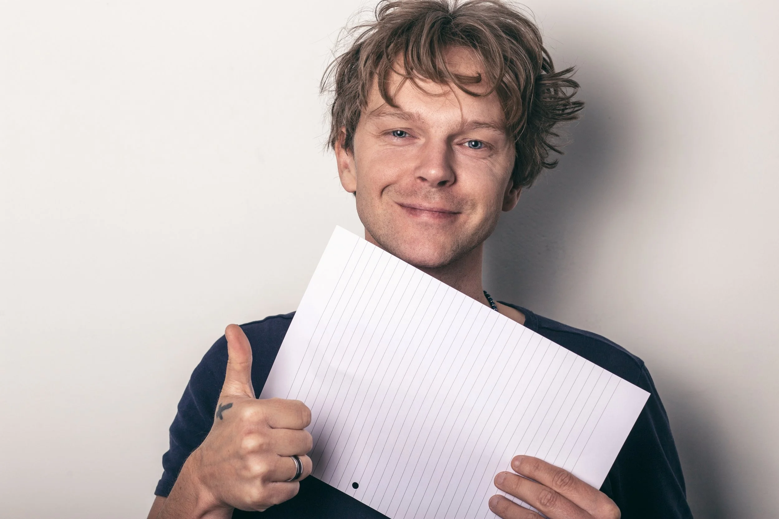 Mies peukku pystyssä. Kuva: Sammy Sander