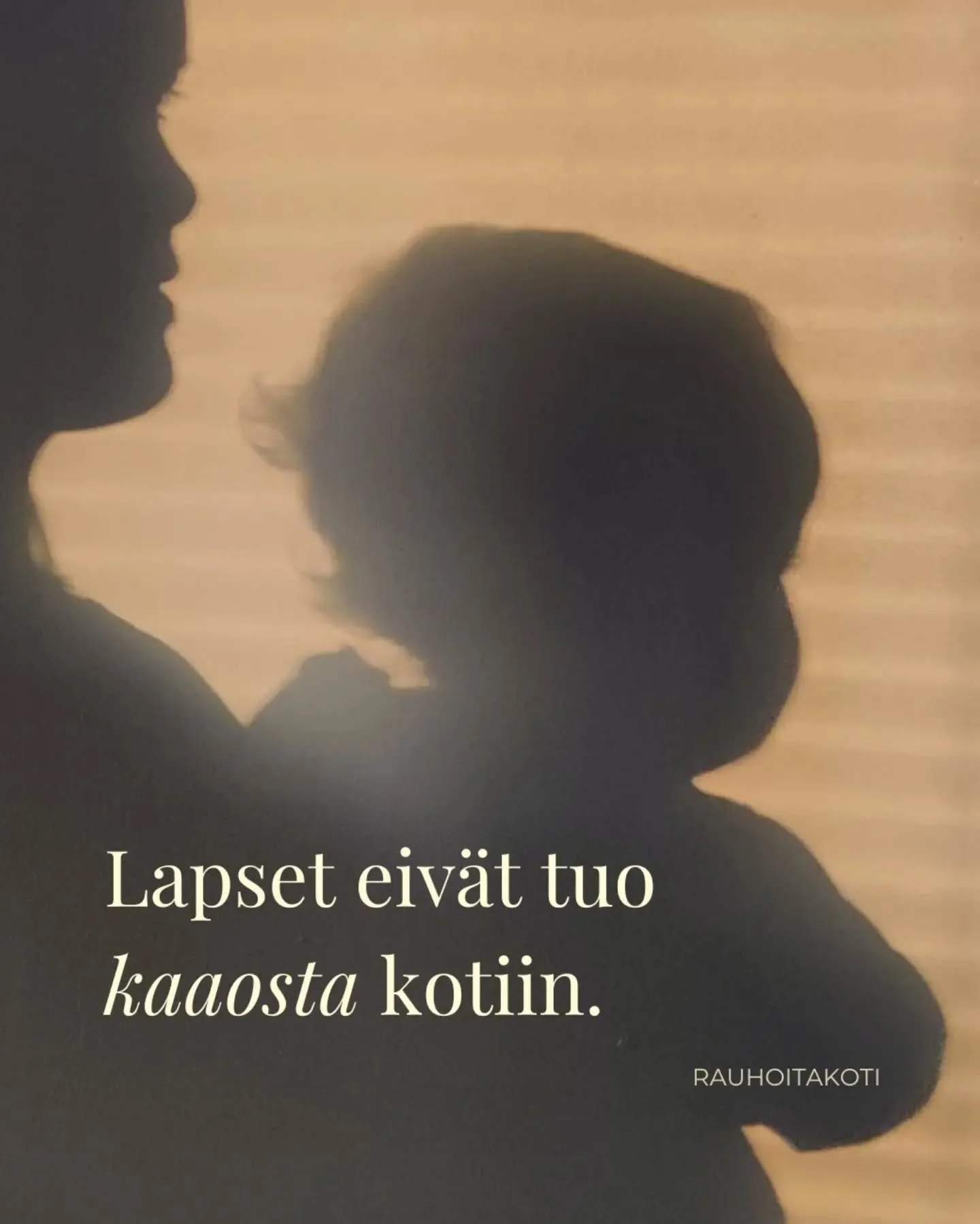 T&ouml;rm&auml;&auml;n jatkuvasti sellaiseen ajatteluun, ett&auml; lapsiperheen koti on aina kaoottinen, meluisa ja likainen. Kaapit eiv&auml;t mene kiinni kun tavara pursuaa yli, lapset sotkevat sit&auml; mukaa kun vanhemmat siivoaa ja joka paikka o