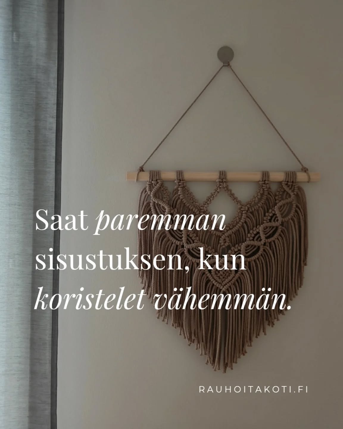 Suurin osa sisustusbisneksen myymist&auml; tuotteista on koriste-esineit&auml;, joita kukaan ei tarvitse. Pahimmillaan ne ovat tiell&auml;, vaikeuttavat siivoamista, vaativat huolenpitoa ja rajoittavat lasten olemista. Lis&auml;ksi ne ovat turhaa rah