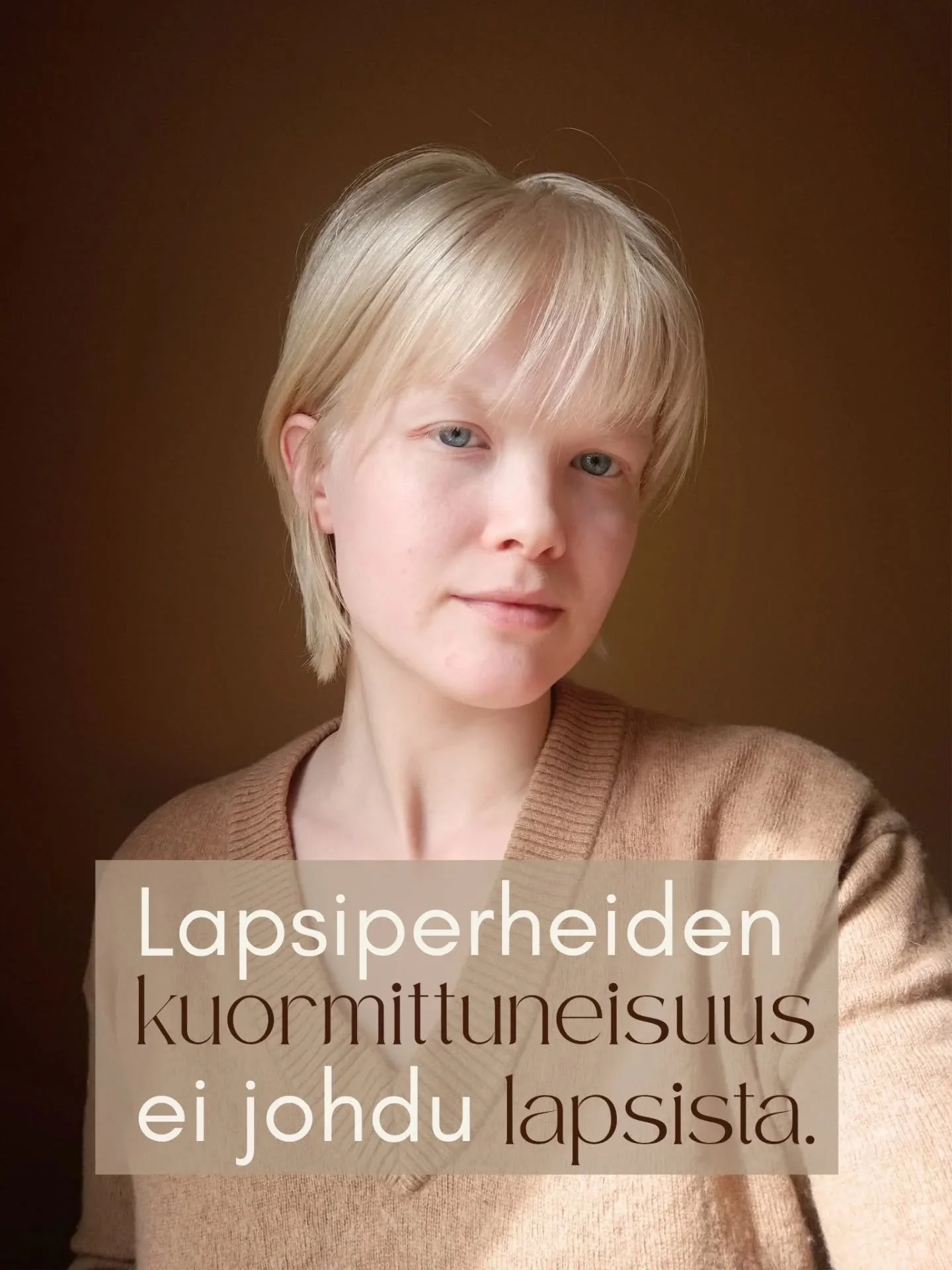 Liian usein kuormitus n&auml;hd&auml;&auml;n lasten ominaisuutena tai vanhempien riitt&auml;m&auml;tt&ouml;myyten&auml;.

Todellisuudessa lapsiperheiden arkeen vaikuttavat my&ouml;s

&ndash; jatkuva &auml;rsyketulva
&ndash; toimimattomat tilat
&ndash