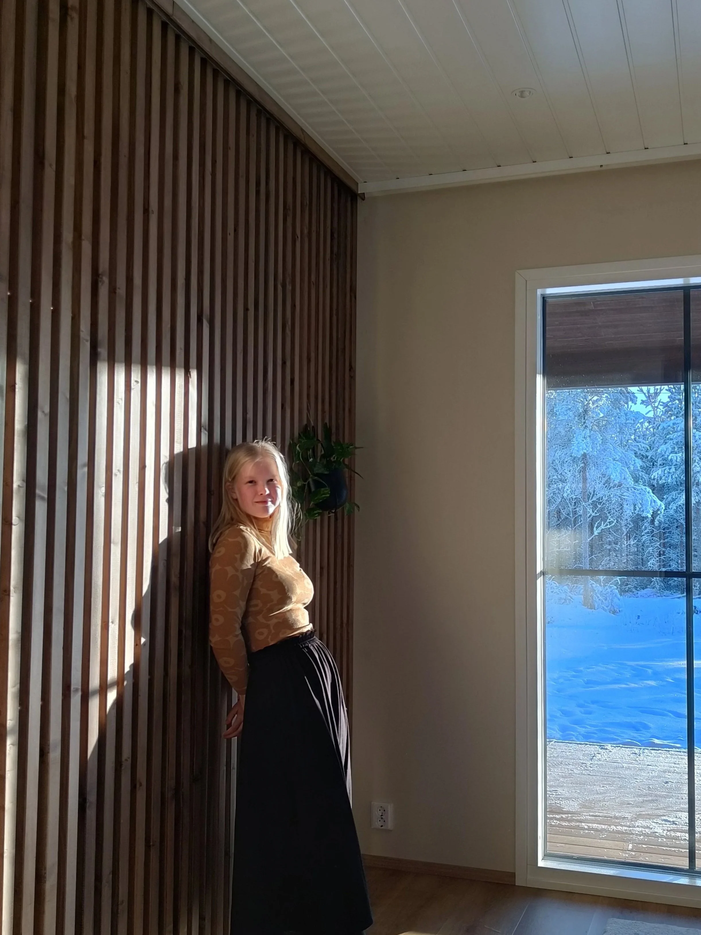 Kodin sisustuksen asiantuntija, sisustuspalvelu, omakotitalo, rimaseinä.