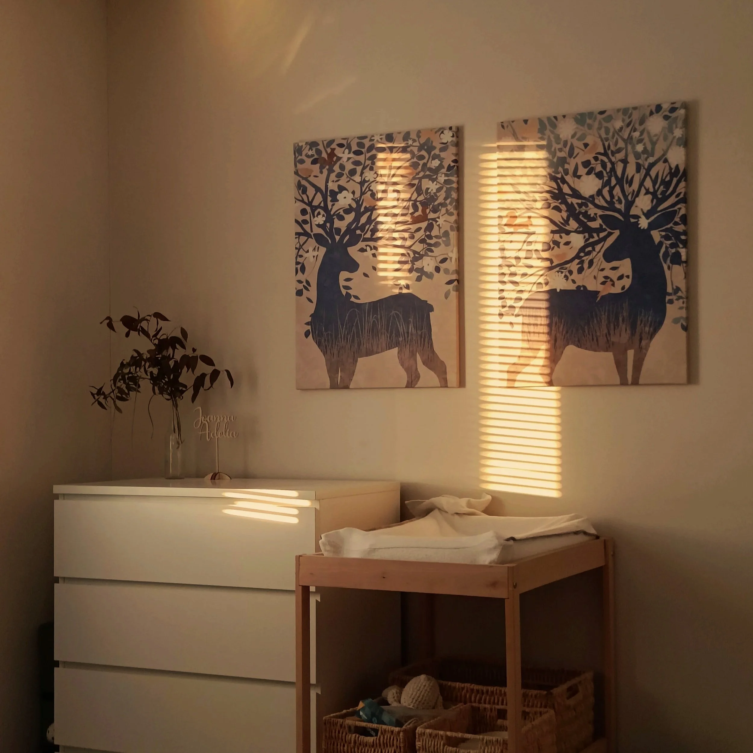 Lastenhuoneen sisustus, vauvan huone, selkeä ja kaunis sisustus.