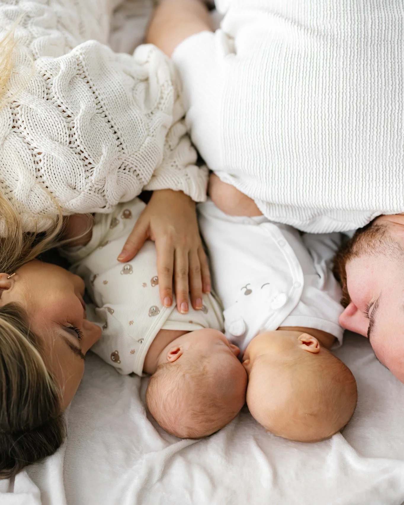 N&auml;iden kahden yhteisty&ouml; l&ouml;i mut &auml;llik&auml;ll&auml;. Ei vauvojen, vaan tuoreiden vanhempien.

Studiolla otetiin koppeja kuolar&auml;teist&auml; kuin tuttipulloista, vauvat vaihteli paikkaa ja vanhemmat veti huumorilla l&auml;pi.

