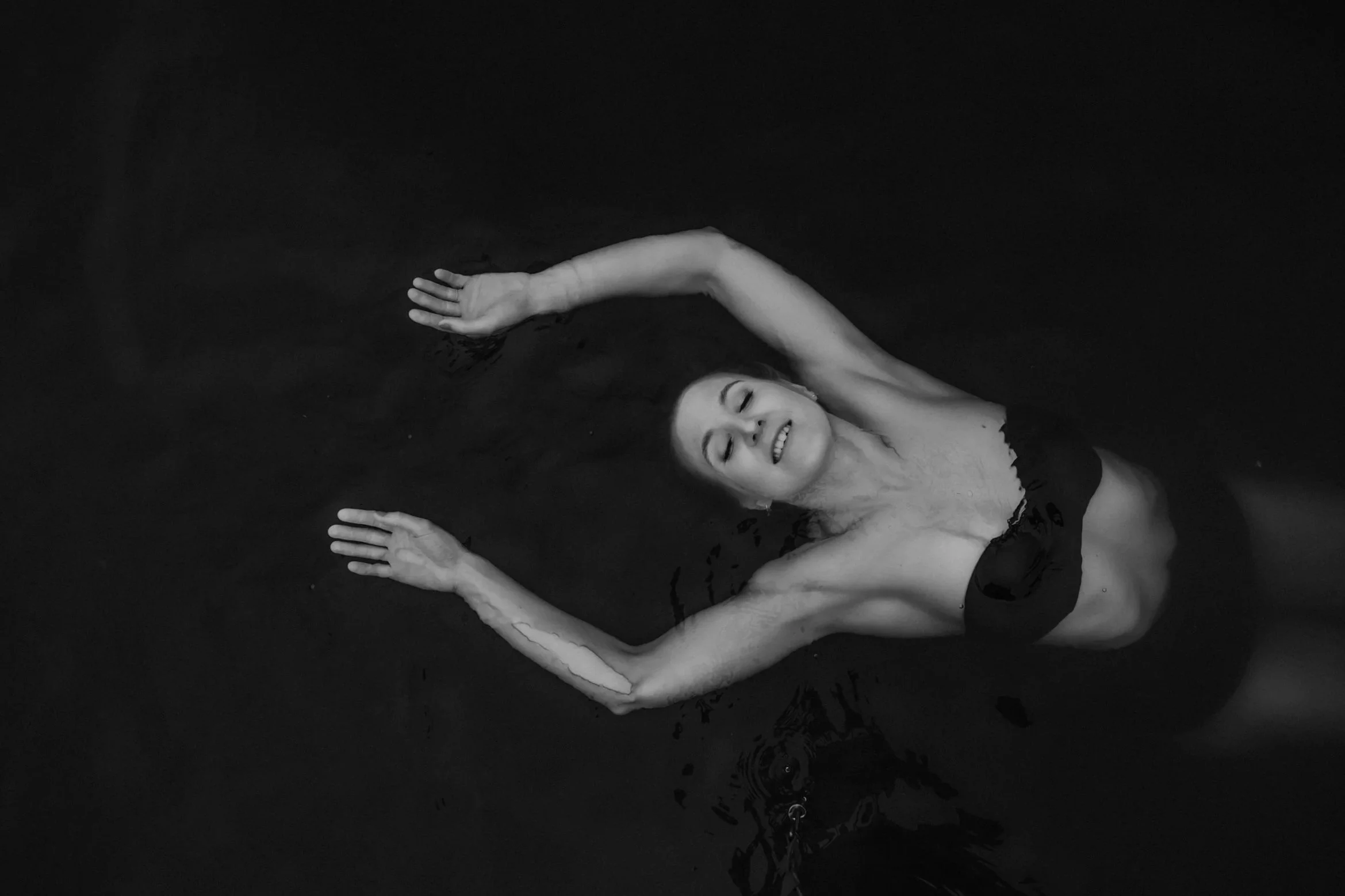 Nainen tummassa vedessä vapaana 