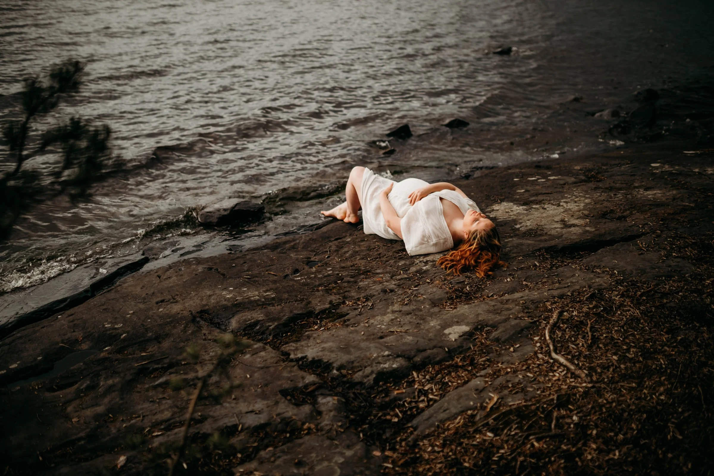 Odottavaa äiti kalliolla halailee masuaan