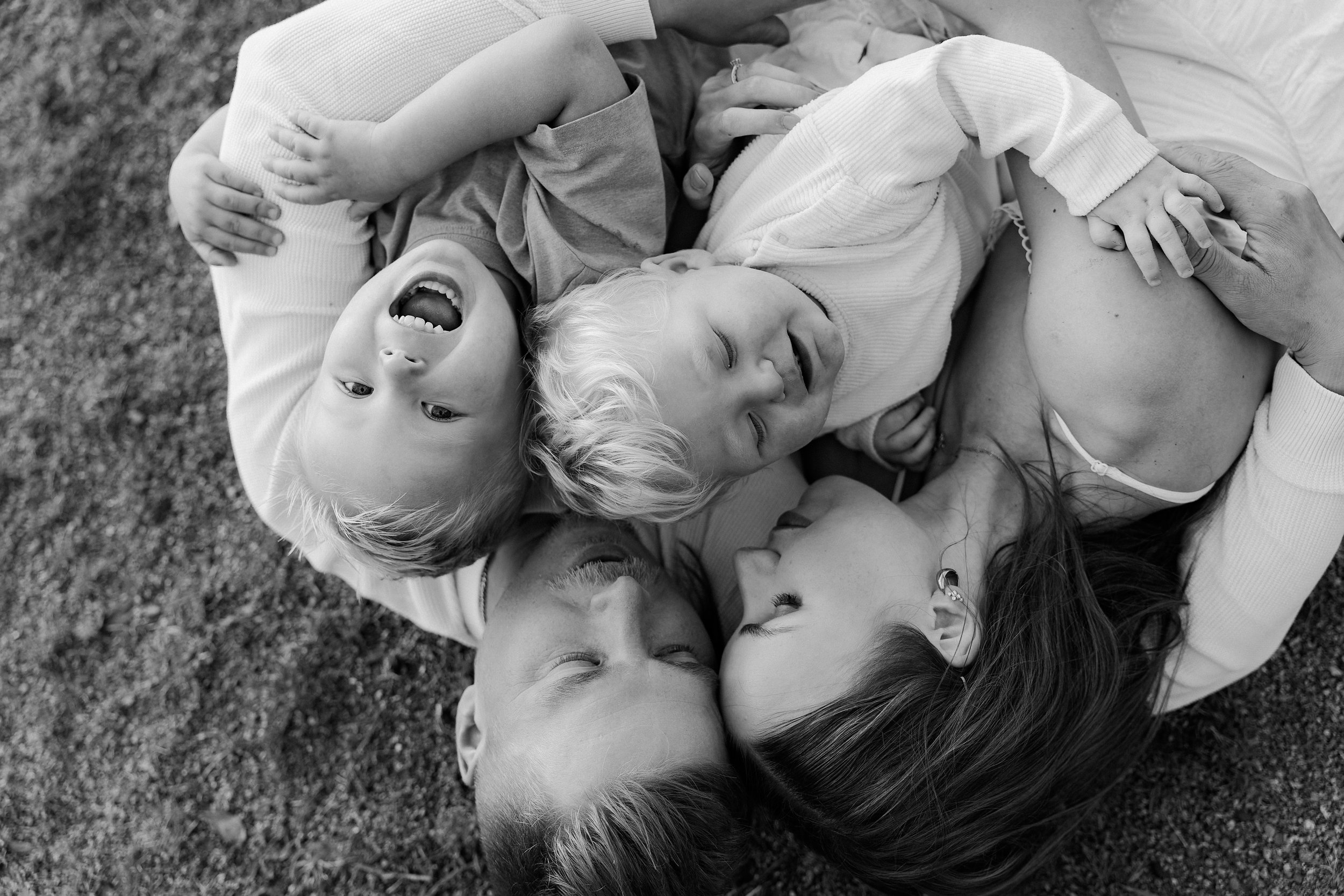 perhekuvaus.tampere.kesäkuvaus.valokuvaaja.perhe rannalla