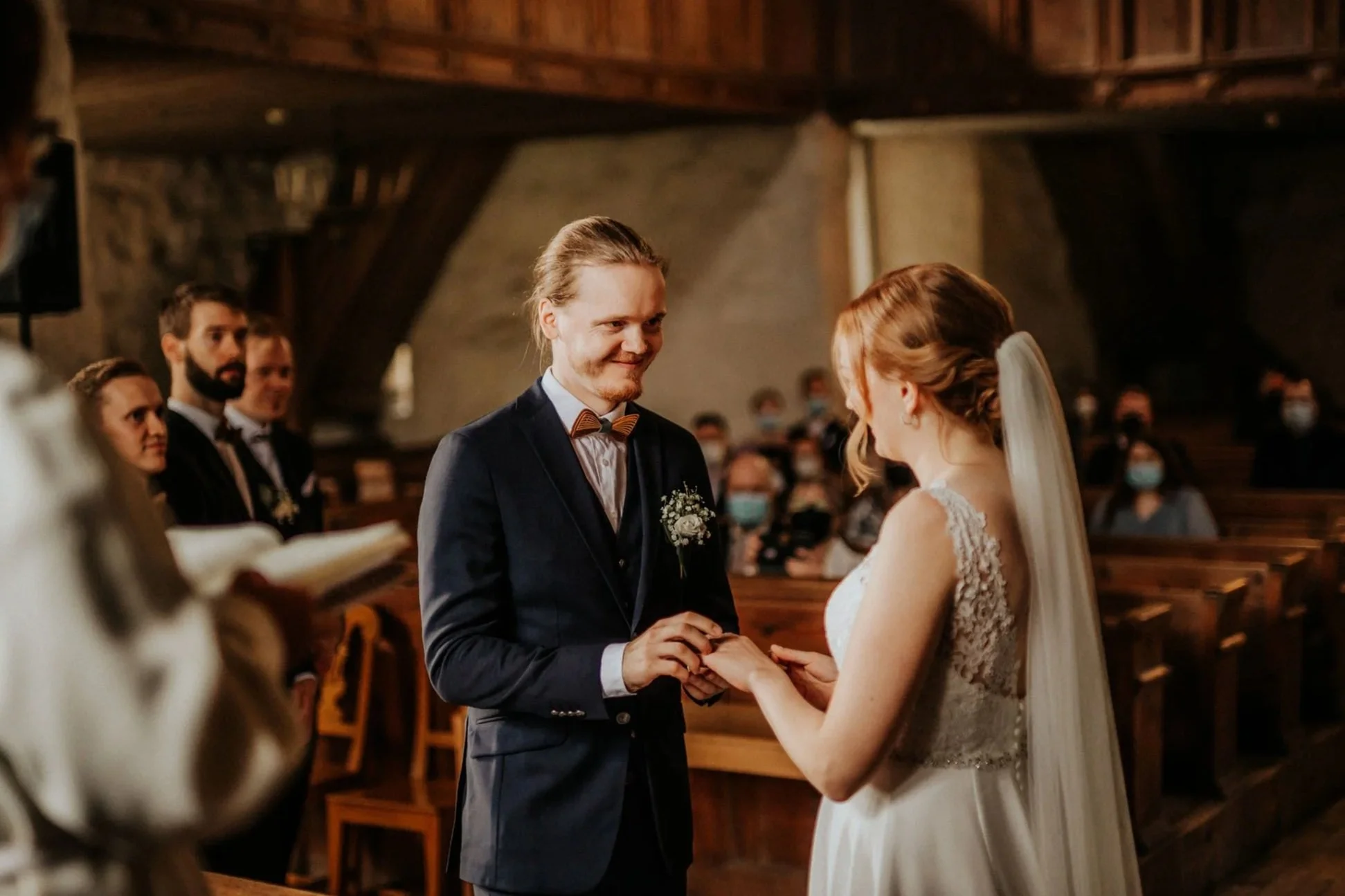 Hääpari, sormusten vaihto, vihkiseromonia, mies hymyilee