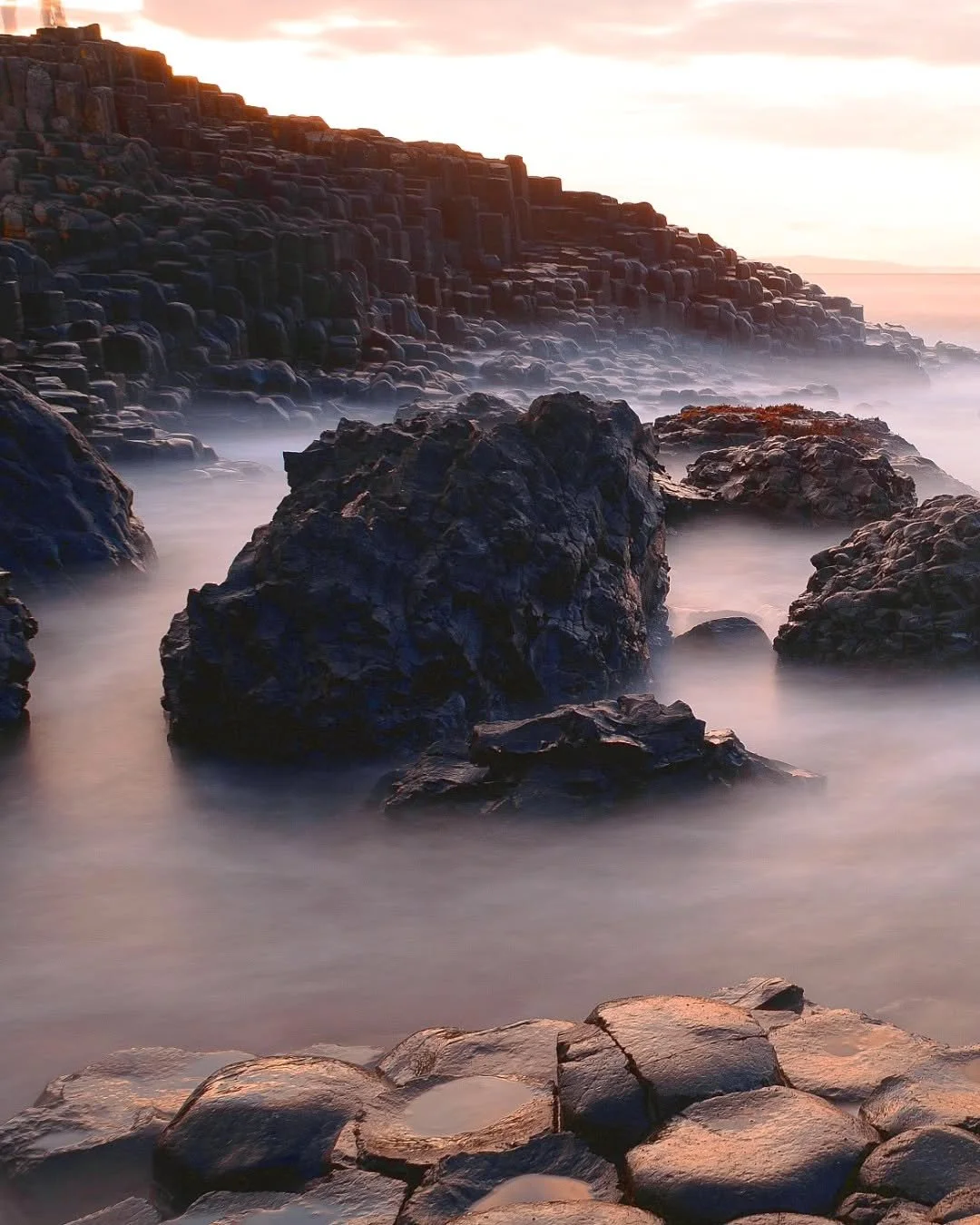Der &bdquo;Giant&rsquo;s Causeway&ldquo; ist eine Felsformation, die der Legende nach den Riesen einen Weg von Schottland nach Irland ebnet. Die Legende dreht sich um Stolz, T&auml;uschung und Ehre, interessant zu lesen. Erste Informationen gibt&rsqu