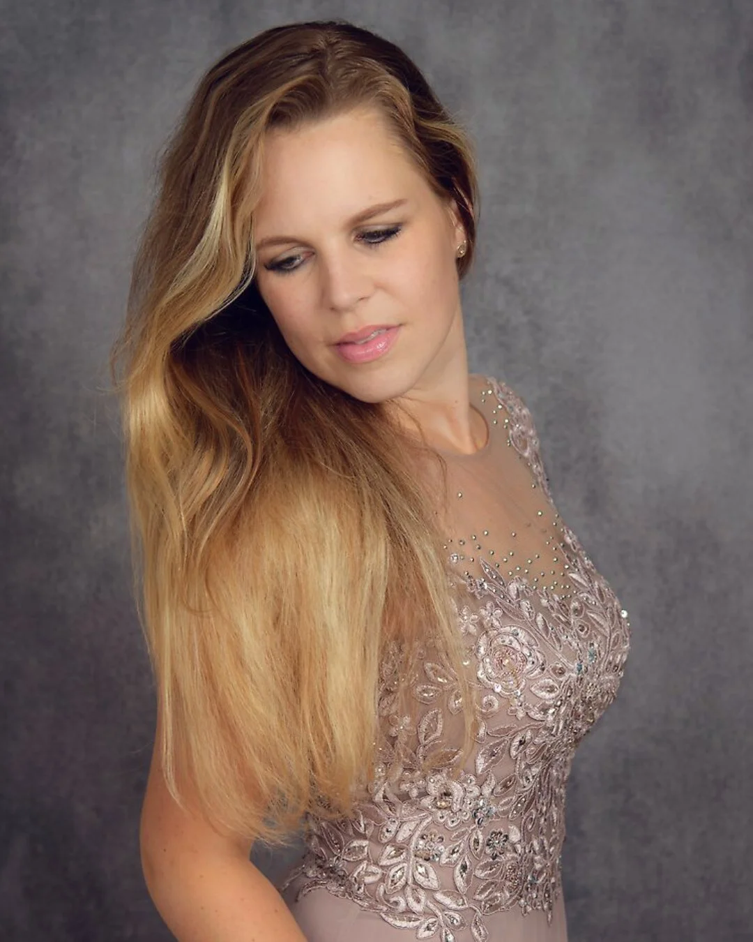 This carousel shows some of my portrait work from studio and the outdoors. It is a small random selection. Hope you like it.

1 - Jessica in the studio wearing a really pretty dress. Her hair is so amazing.
2 - Ricarda at a staircase. She has so beau