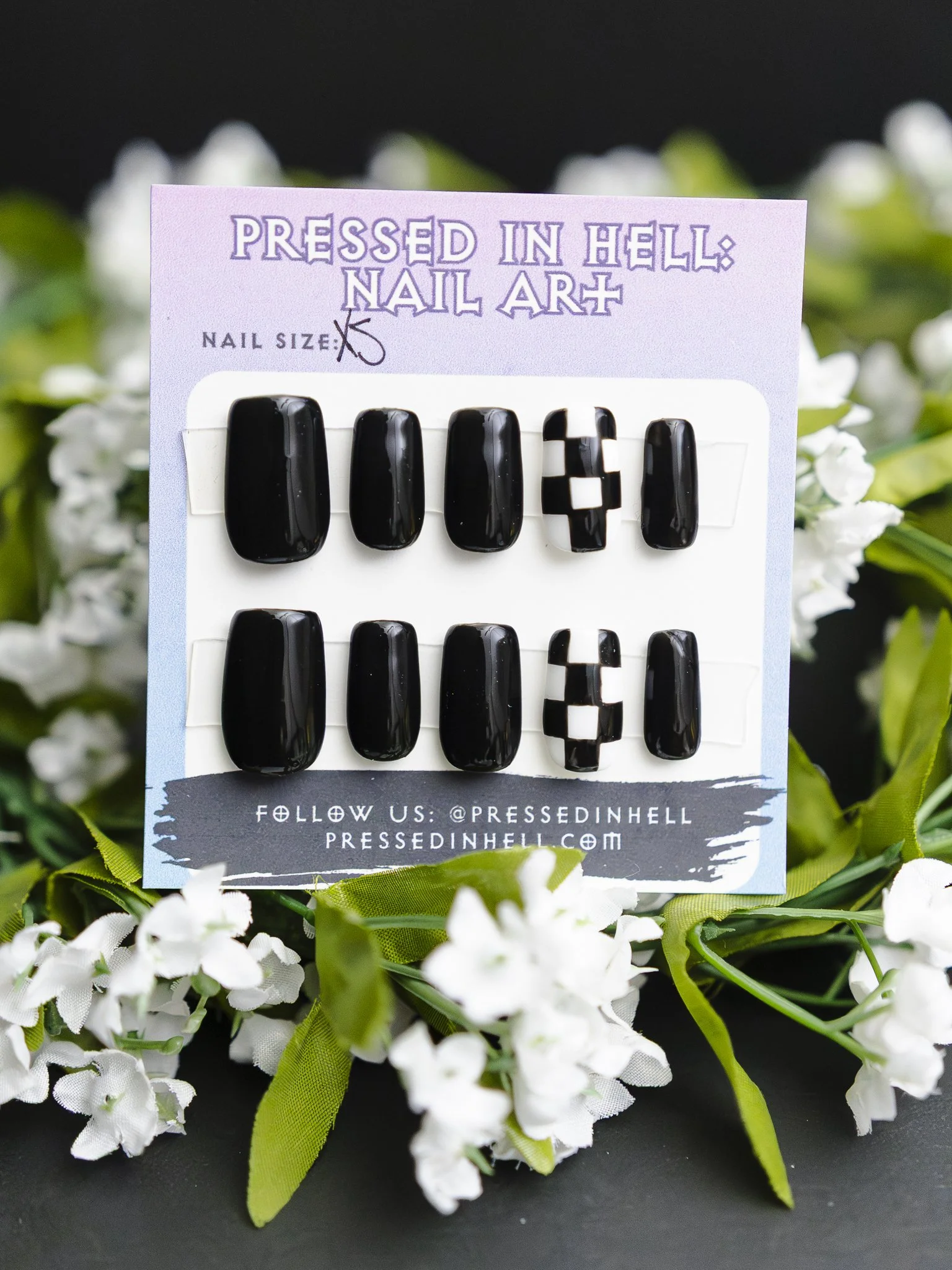 Black and white checkered press on nails.jpg