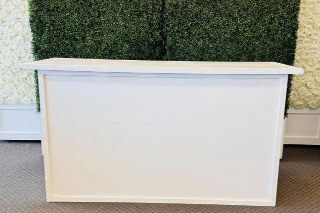 Our portable bar rental is a popular choice for weddings, receptions, corporate events, and private parties. Designed for seamless beverage service, it pairs beautifully with cocktail hours, receptions, and outdoor celebrations.