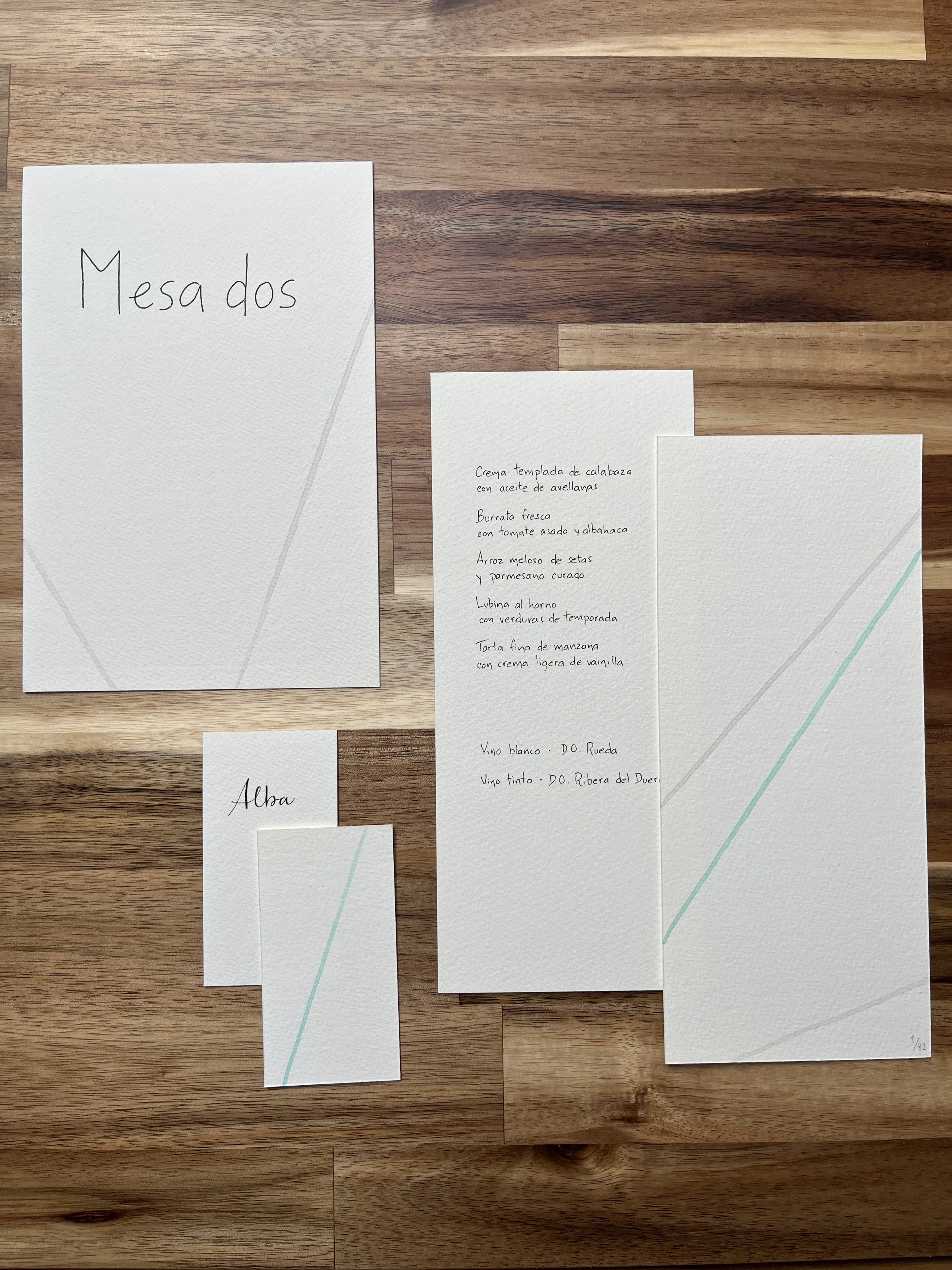 Caligrafía a mano en papelería de boda. Mesero y minutas hechos uno a uno