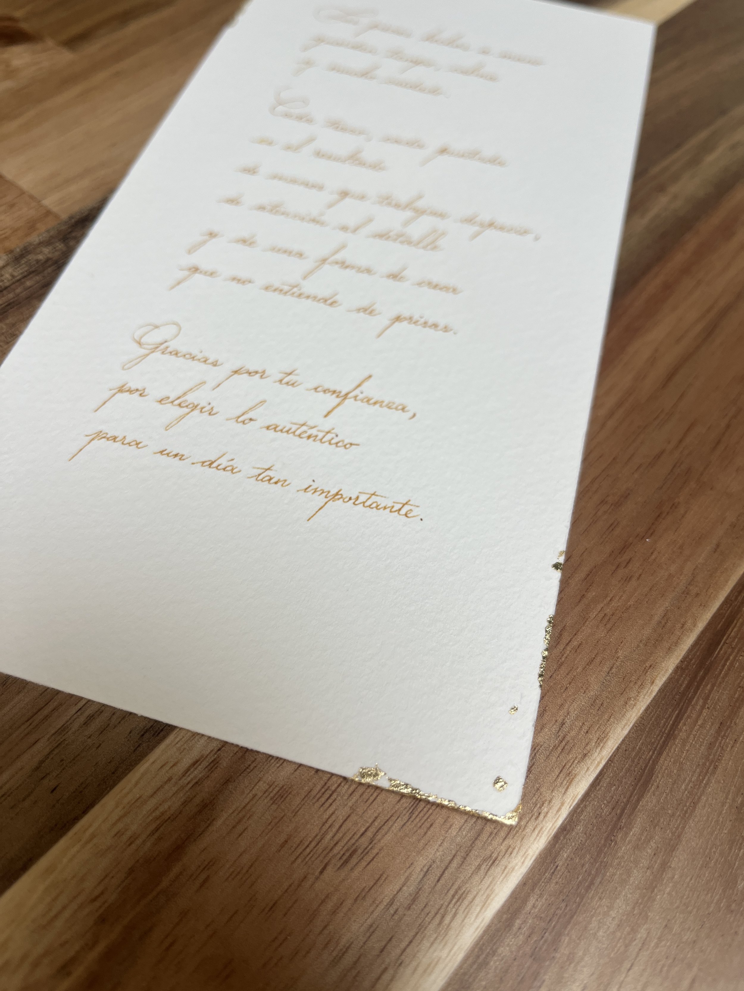 Detalle de caligrafía manuscrita en tarjeta de agradecimiento artesanal