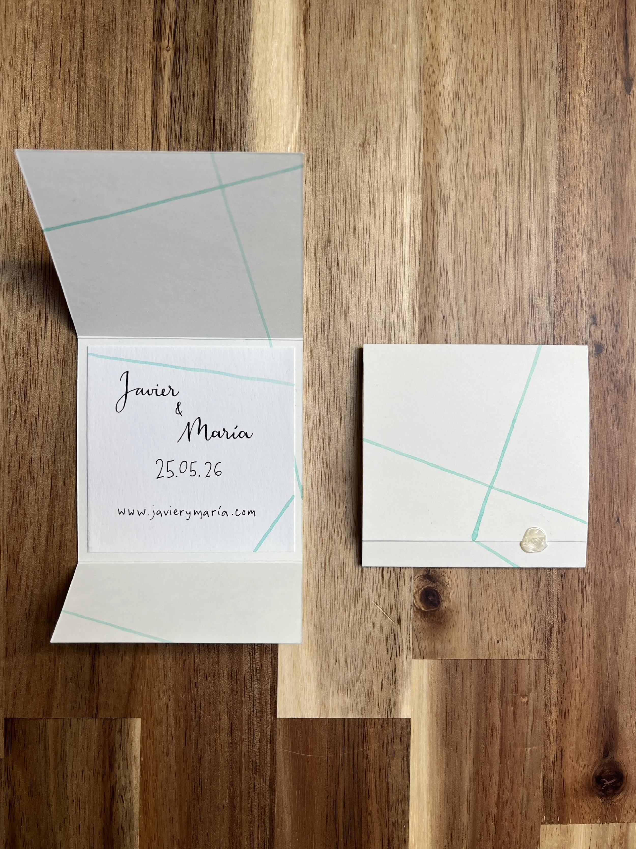 Invitación de boda artesanal Gesto Contenido, papelería escrita a mano con caligrafía manual y diseño minimalista estructurado