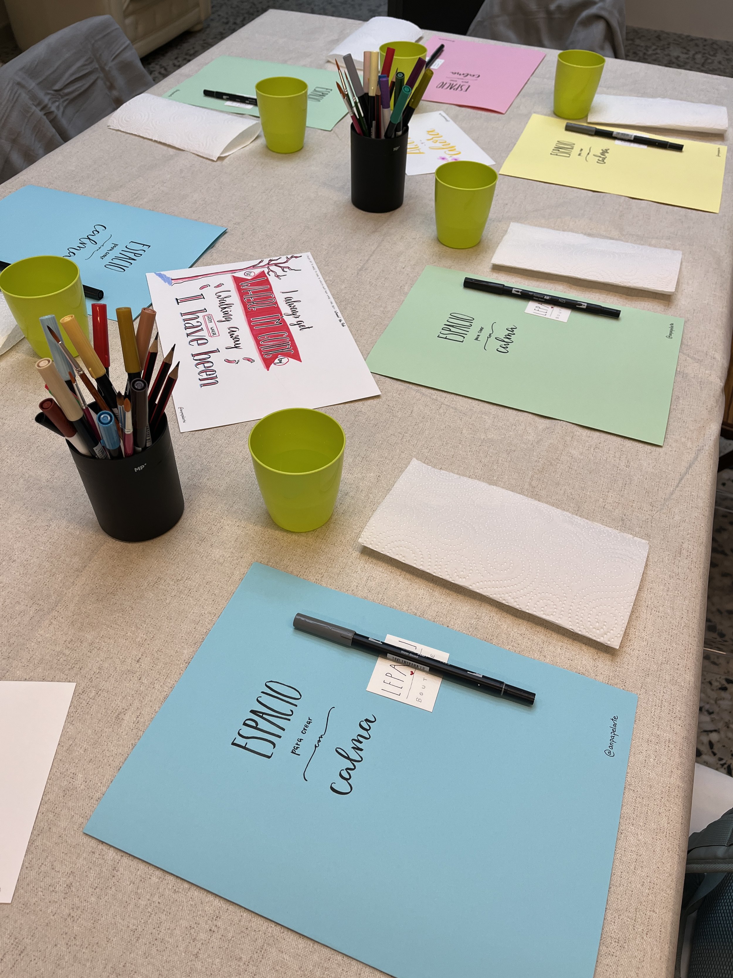 Mesa preparada con materiales de caligrafía para taller de lettering en Anpapelarte