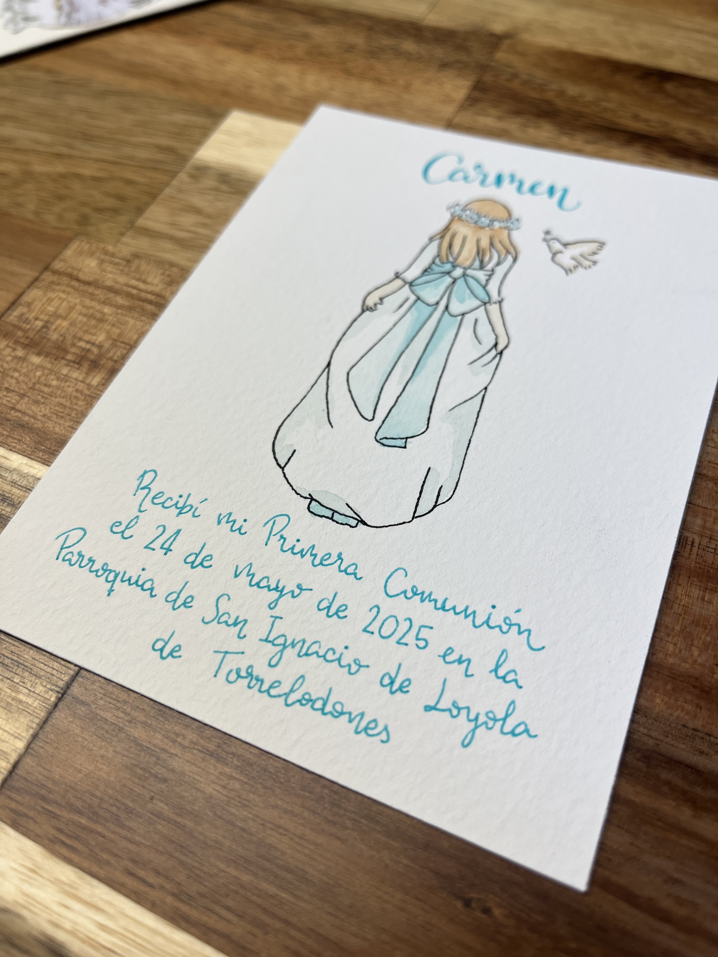 Detalle de caligrafía escrita a mano en recordatorio de Primera Comunión personalizado