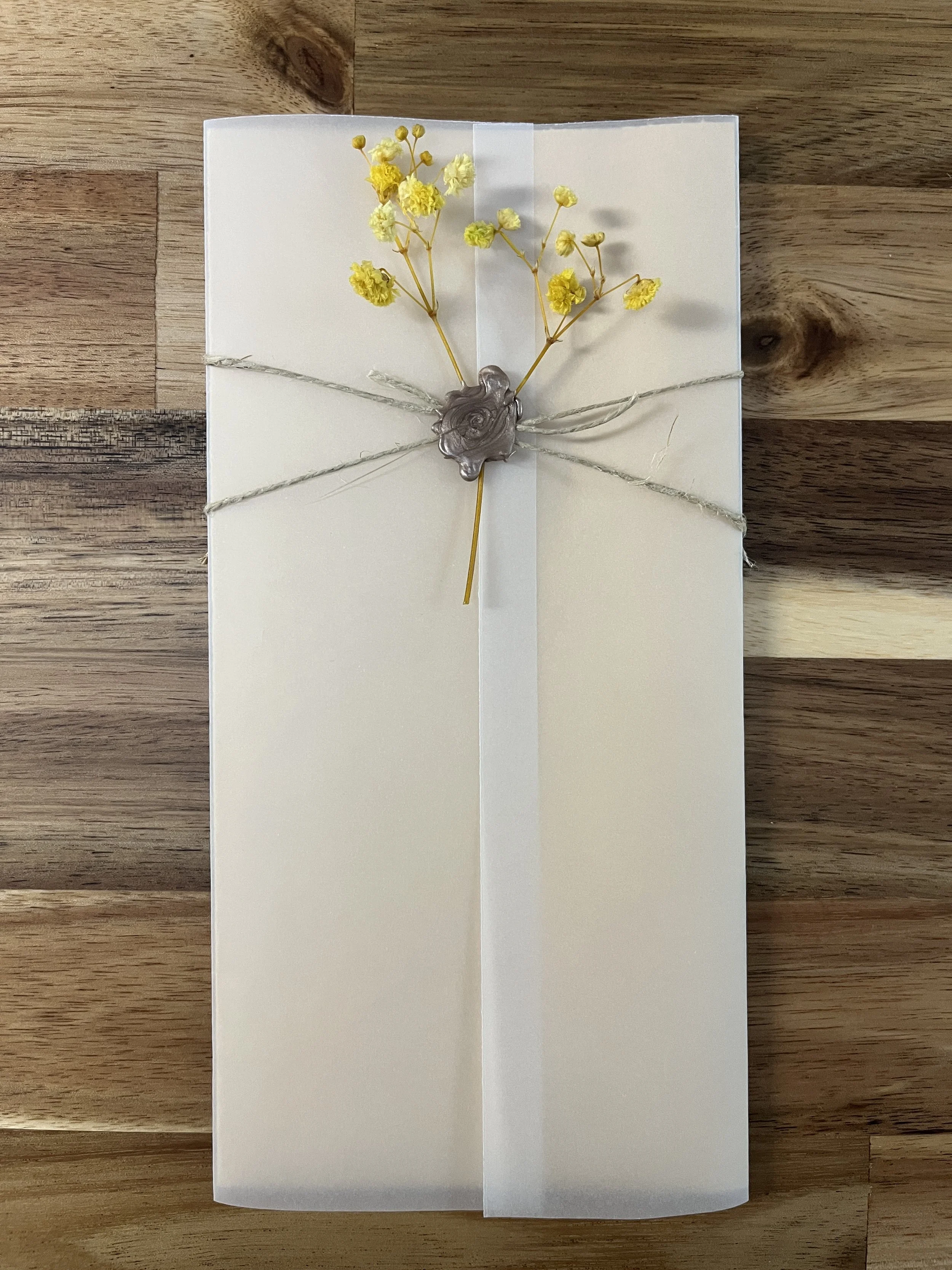 Tarjeta de agradecimiento manuscrita escrita a mano con caligrafía artesanal, creada en colaboración con artesana de bordado