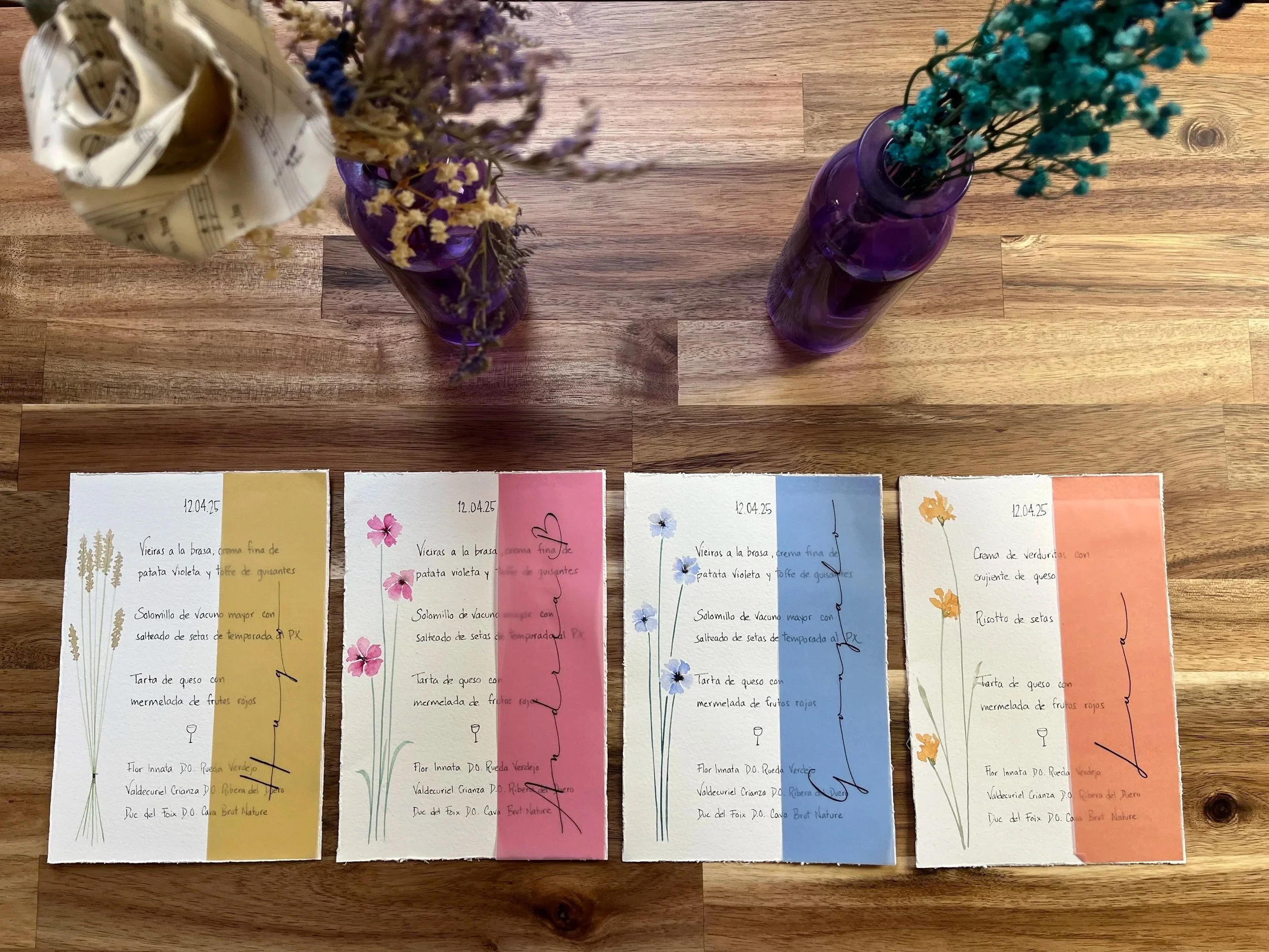 Conjunto de minutas de boda personalizadas en diferentes colores escritas a mano