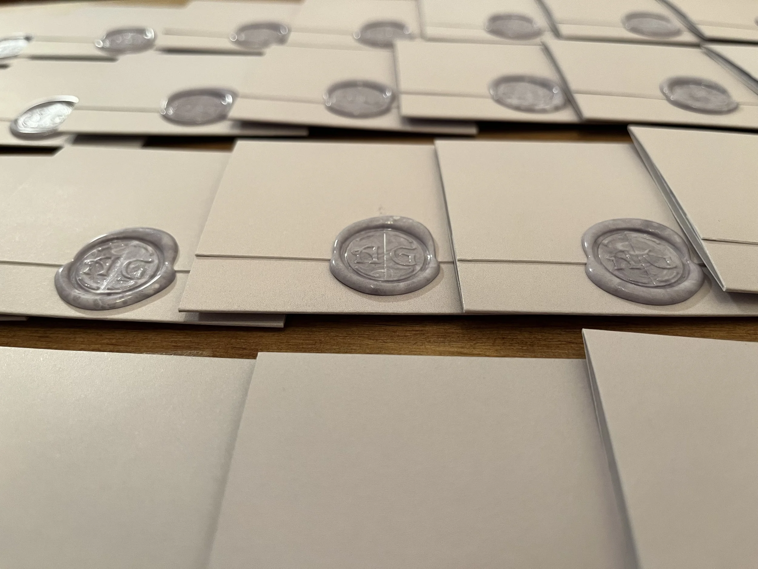 Invitación de boda personalizada con sello de lacre y caligrafía escrita a mano