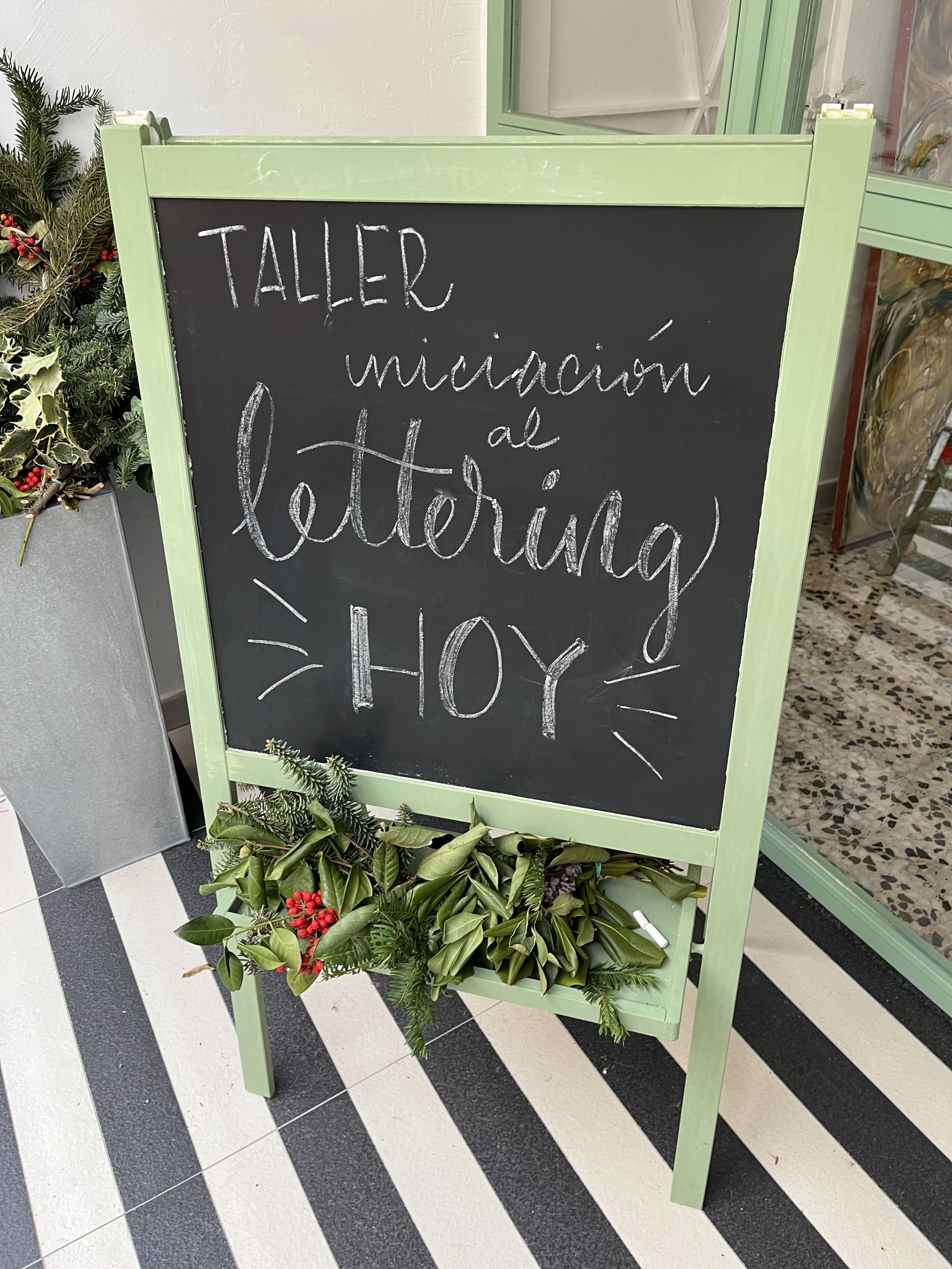 Cartel en pizarra anunciando taller de lettering de Anpapelarte