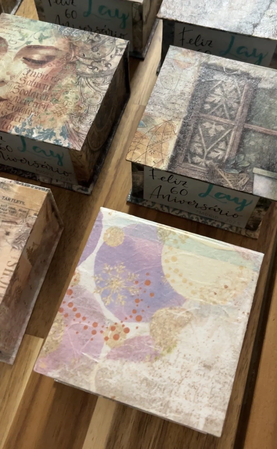 Detalle de cajas personalizadas artesanales con acabado manual para celebración especial