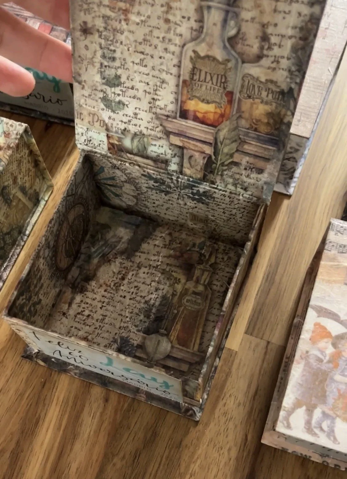 Interior de caja personalizada en tonos marrones, pieza artesanal hecha a mano para cumpleaños