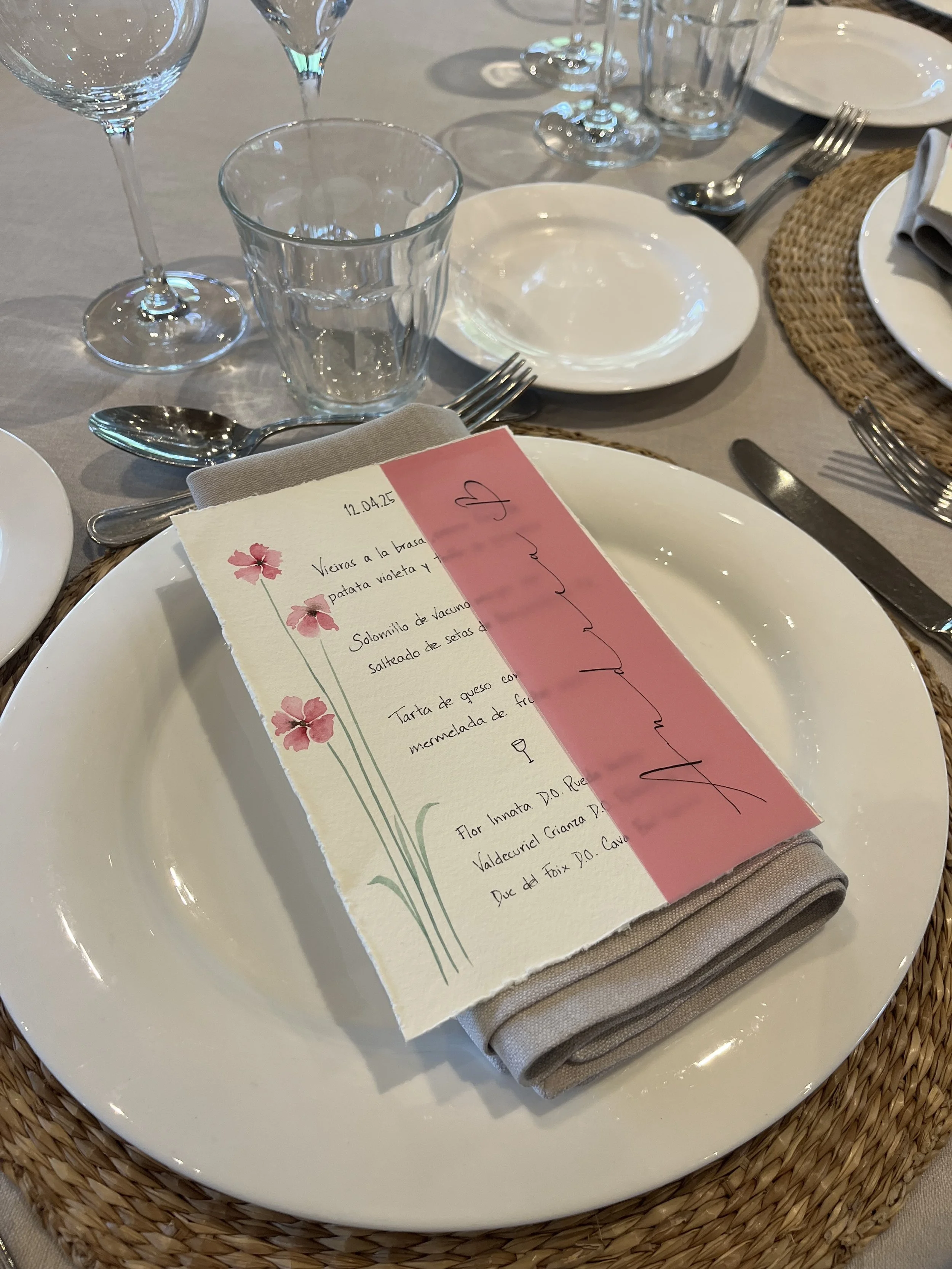 Minutas de boda personalizadas escritas a mano colocadas en mesa