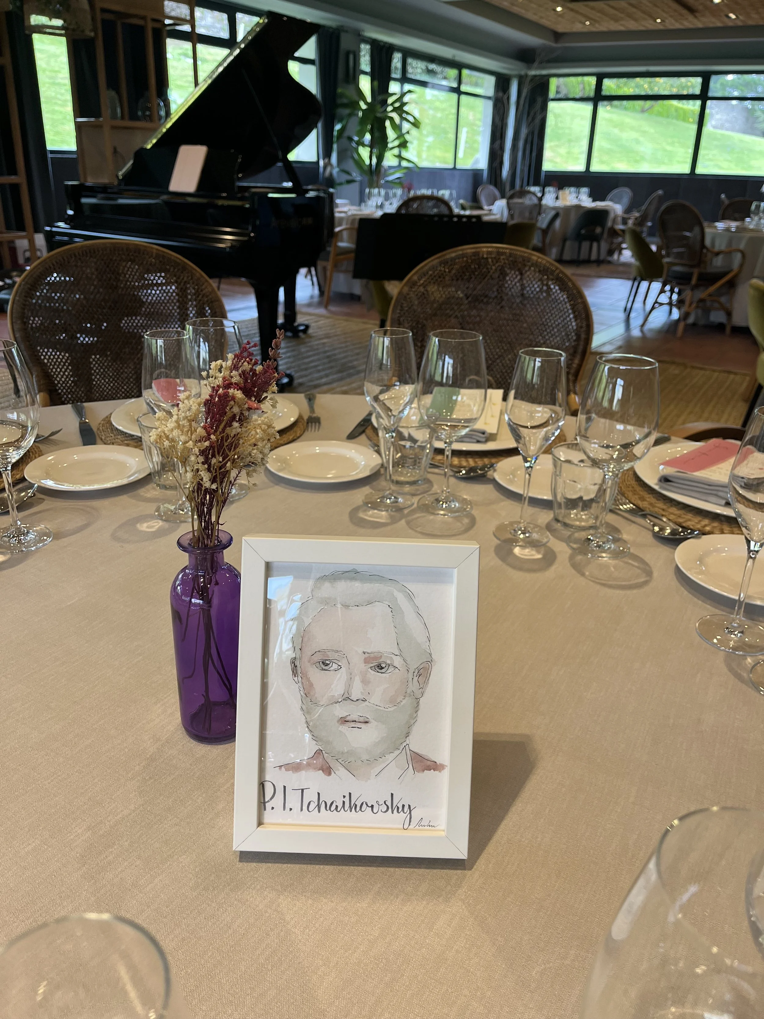 Meseros de boda ilustrados y enmarcados con retratos de compositores, papelería temática personalizada