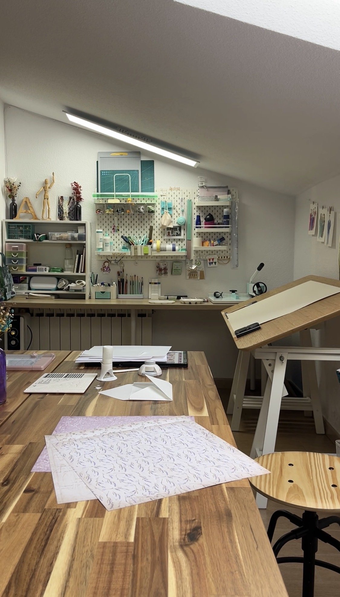 Taller artesanal de Lepapel con herramientas y materiales de caligrafía sobre la mesa de trabajo