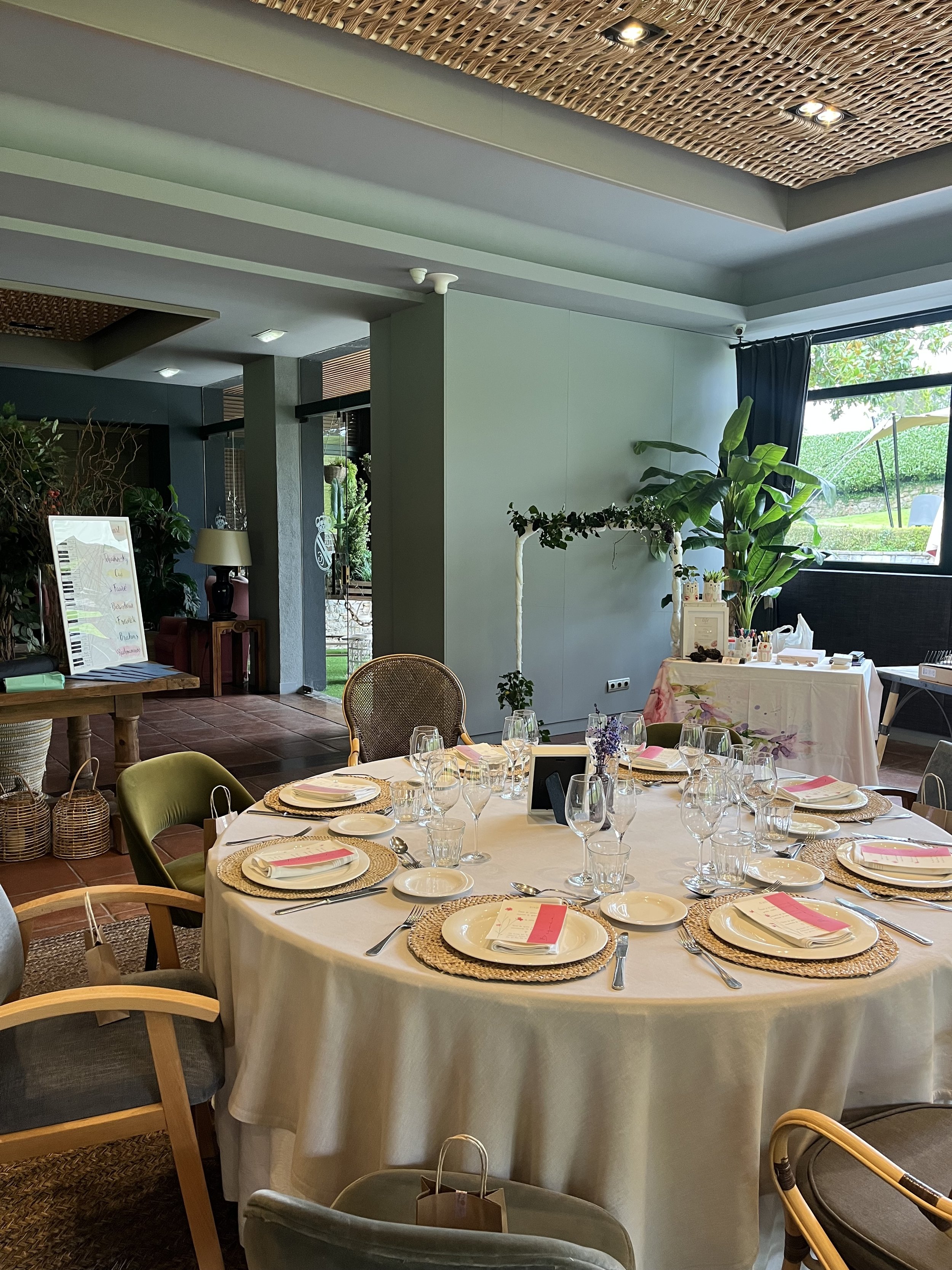 Decoración de mesa de boda con papelería personalizada y seating plan ilustrado al fondo