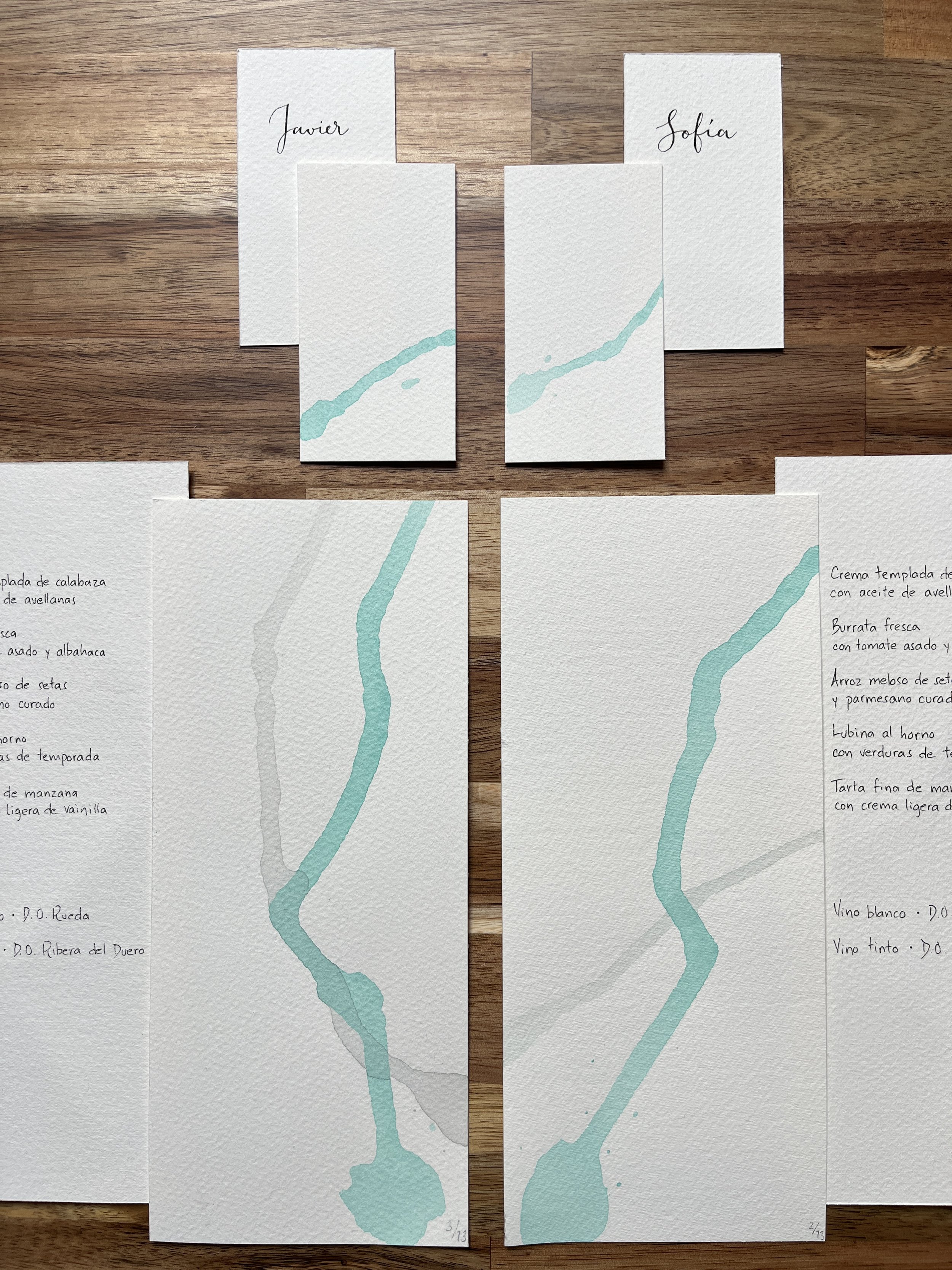 Papelería artesanal de boda Gesto Fluido con diseño minimalista y caligrafía manual. Minutas y marcasitios