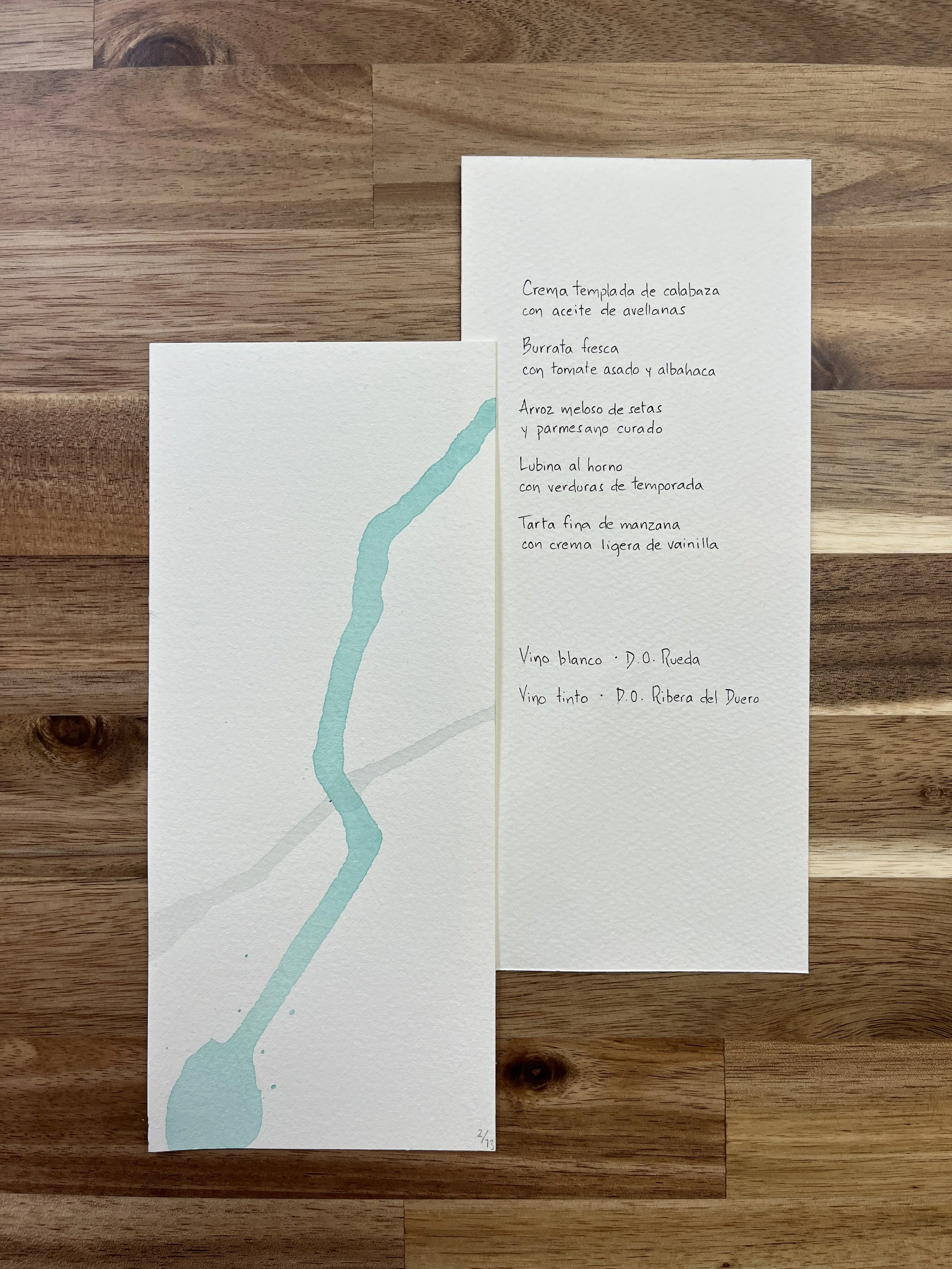 Diseño minimalista con trazo orgánico en minutas de boda Gesto Fluido escrita a mano