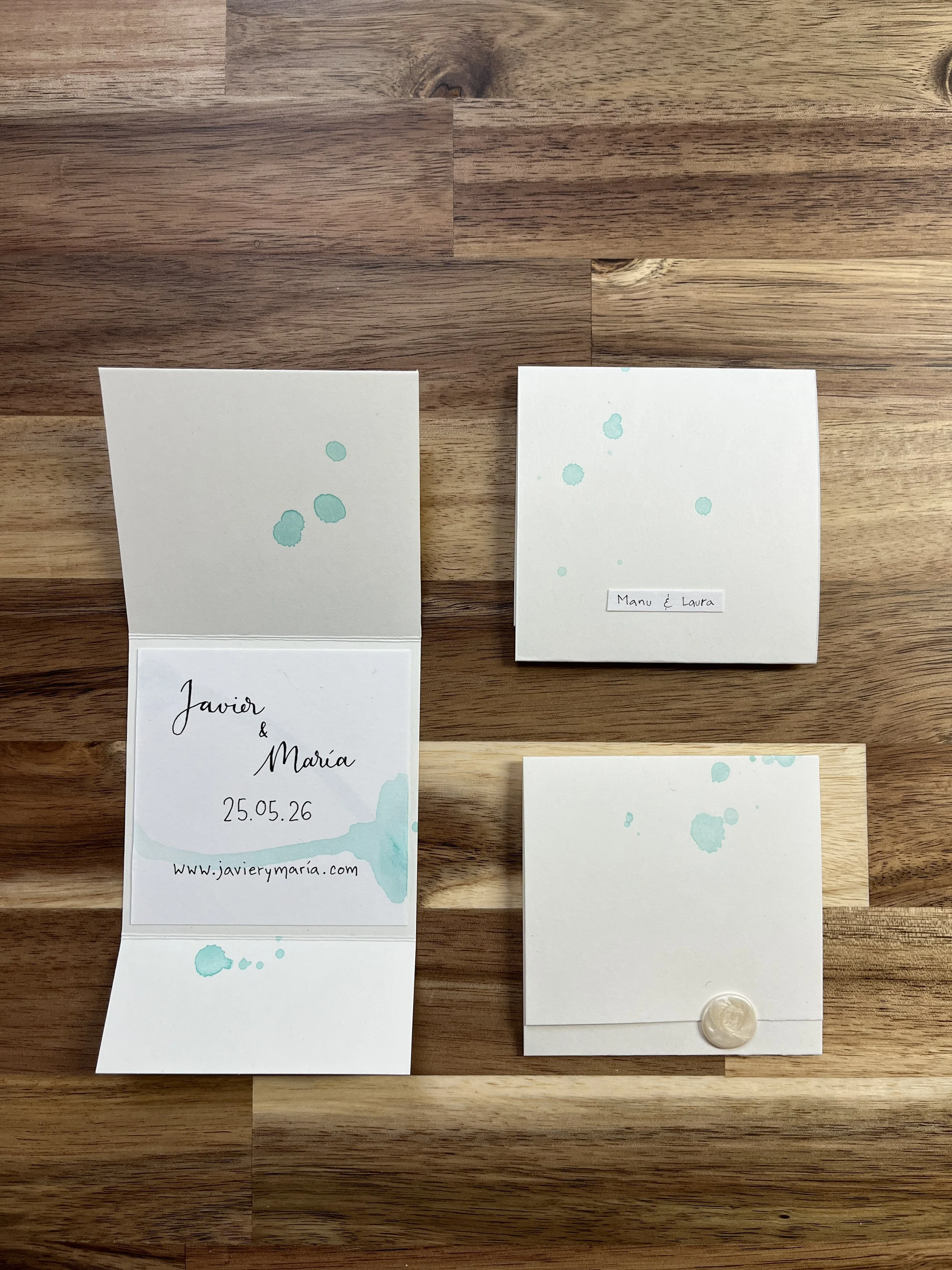 Invitación de boda artesanal Gesto Fluido, papelería escrita a mano con caligrafía manual y diseño minimalista en papel de alto gramaje